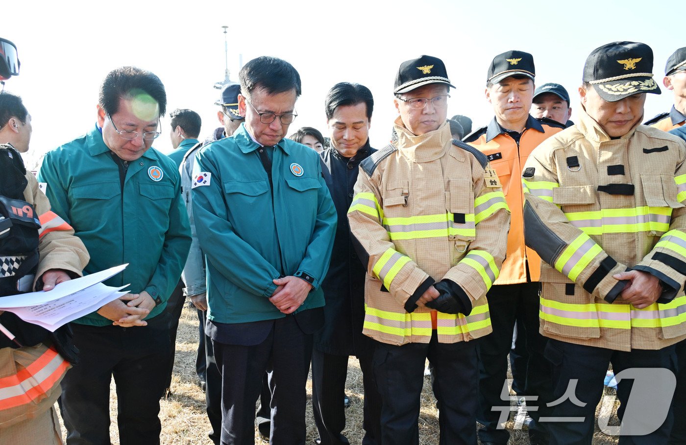 최상목 대통령 권한대행 부총리 겸 기획재정부 장관이 29일 전남 무안공항을 찾아 제주항공 여객기 사고 현장에서 묵념을 하고 있다. &#40;기획재정부 제공&#41; 2024.12.29/뉴스1