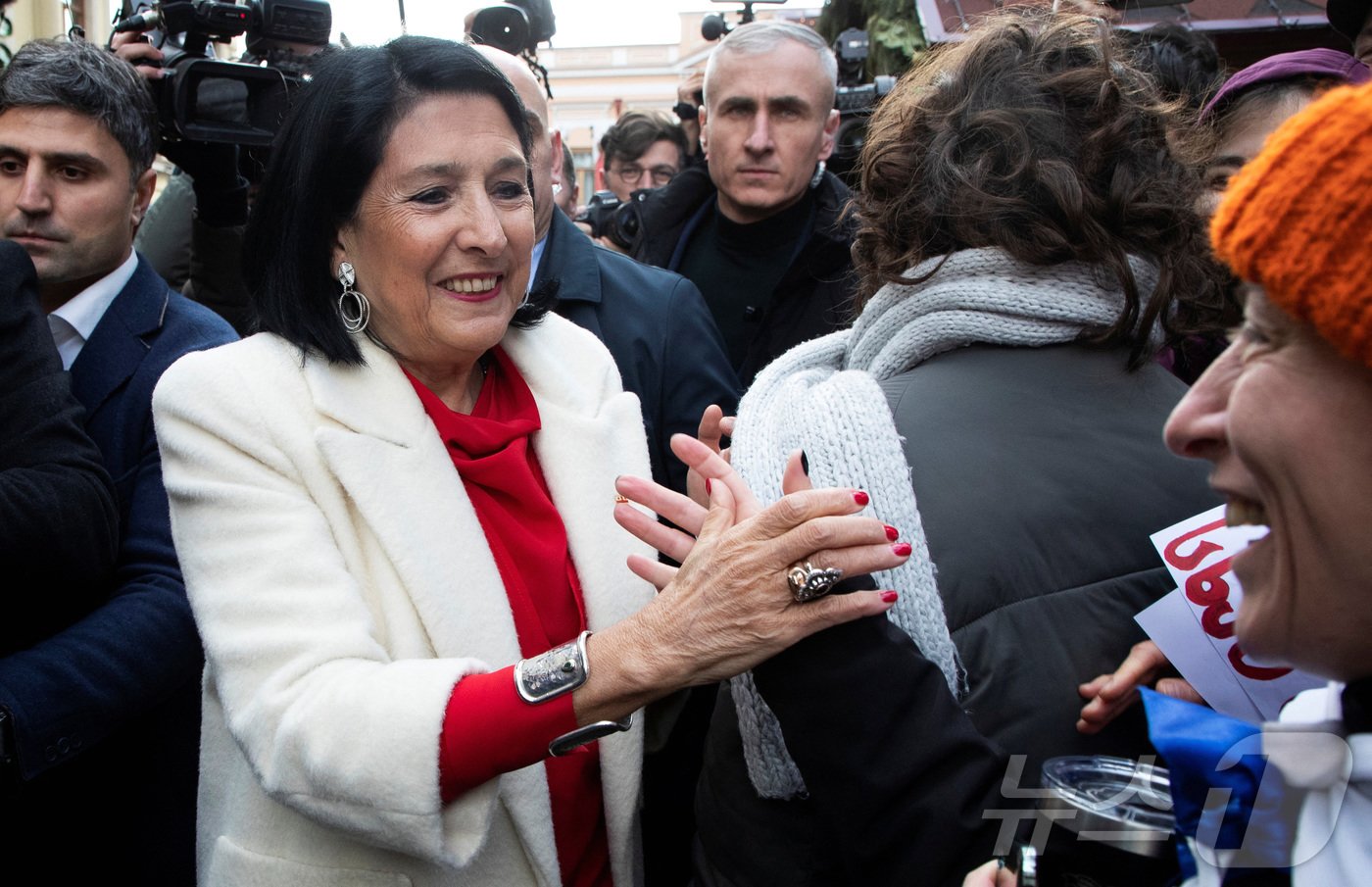 본문 이미지 - 29일(현지시간) 살로메 주라비슈빌리 전 조지아 대통령이 수도 트빌리시의 대통령궁을 떠나면서 지지자들과 인사하고 있다. 2024.12.29 ⓒ 로이터=뉴스1 ⓒ News1 김지완 기자