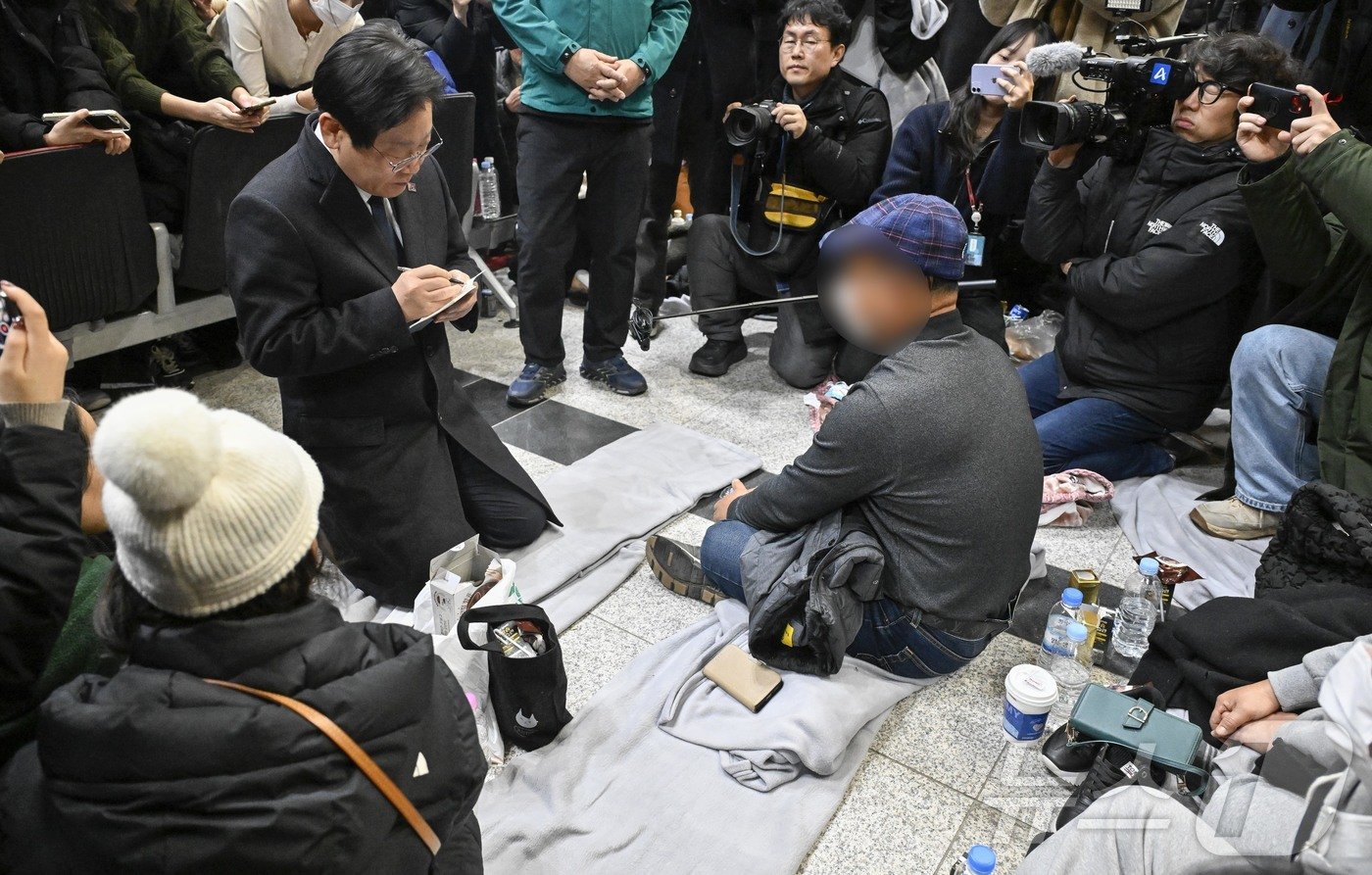 이재명 더불어민주당 대표가 29일 오후 전남 무안국제공항에서 제주항공 여객기 사고 탑승객 가족들을 위로하고 있다. &#40;공동취재&#41; 2024.12.29/뉴스1 ⓒ News1 김태성 기자