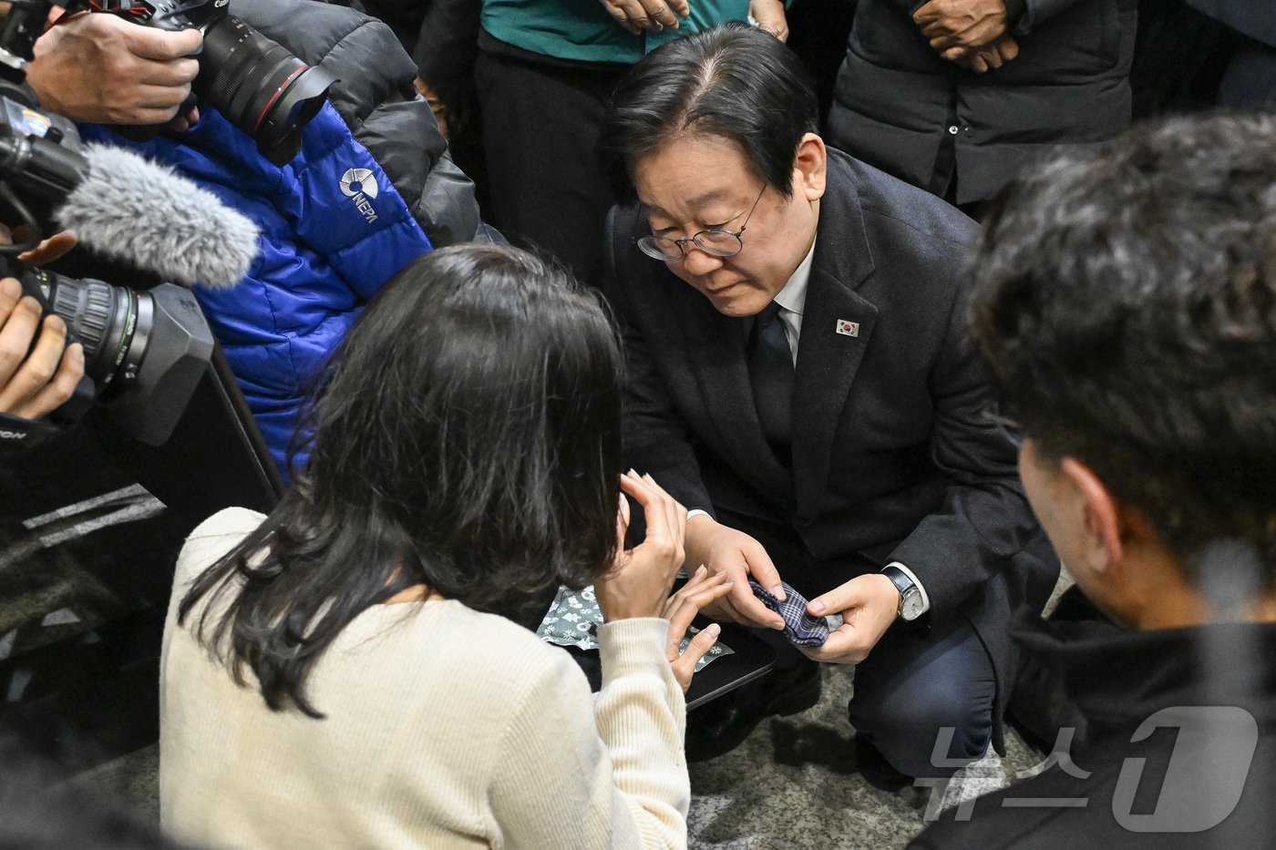 이재명 더불어민주당 대표가 29일 오후 전남 무안국제공항에서 제주항공 여객기 사고 탑승객 가족들을 위로하고 있다. &#40;공동취재&#41; 2024.12.29/뉴스1 ⓒ News1 김태성 기자