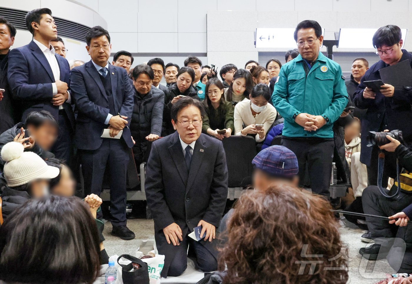 이재명 더불어민주당 대표가 29일 오후 전남 무안국제공항에서 제주항공 여객기 사고 탑승객 가족들을 위로하고 있다. &#40;공동취재&#41; 2024.12.29/뉴스1 ⓒ News1 김태성 기자