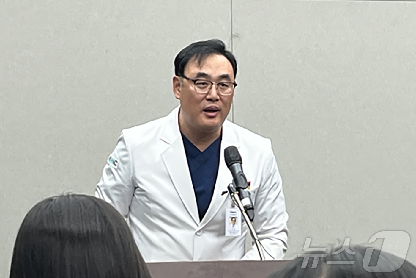 (서울=뉴스1) 유수연 기자 = 주웅 이대서울병원장이 29일 서울 강서구 이대목동병원에서 제주항공 참사 생존 승무원 건강 상태와 관련한 브리핑을 하고 있다. 2024.12.29/뉴 …