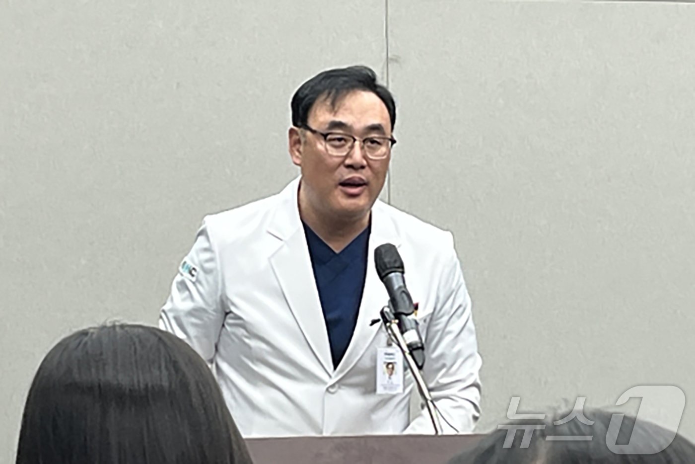 본문 이미지 - 주웅 이대서울병원장이 29일 서울 강서구 이대서울병원에서 제주항공 참사 생존 승무원 건강 상태와 관련한 브리핑을 하고 있다. 2024.12.29/뉴스1 ⓒ News1 유수연 기자