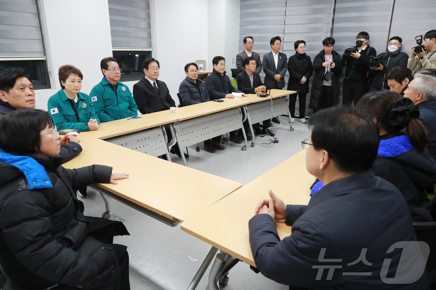 (무안=뉴스1) 김태성 기자 = 이재명 더불어민주당 대표와 김영록 전라남도 도지사, 강기정 광주시장을 비롯한 당 의원들이 29일 밤 전남 무안국제공항 지원동에서 현장 상황을 점검하 …