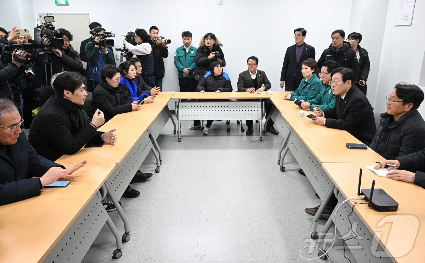 (무안=뉴스1) 김태성 기자 = 이재명 더불어민주당 대표와 김영록 전라남도 도지사, 강기정 광주시장을 비롯한 당 의원들이 29일 밤 전남 무안국제공항 지원동에서 현장 상황을 점검하 …