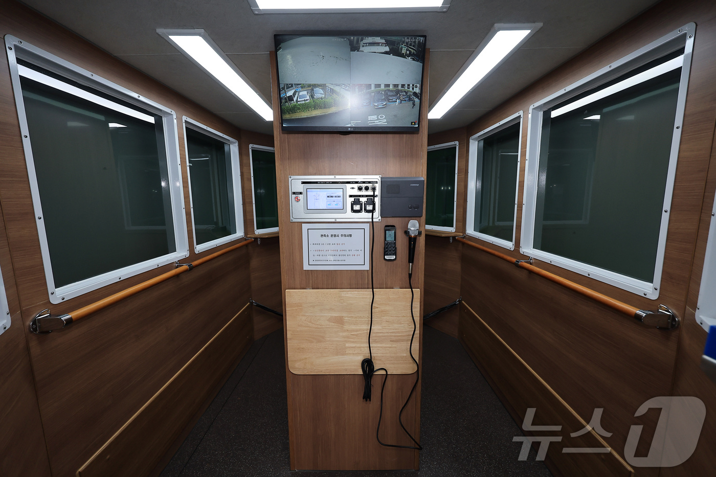 (서울=뉴스1) 박정호 기자 = 지난 2일 서울 서대문구 미근동 경찰청 주차장에서 진행된 현장지휘차량 및 고공관측차량 도입 시연회에서 고공관측차량 내부가 취재진에 공개되고 있다.이 …