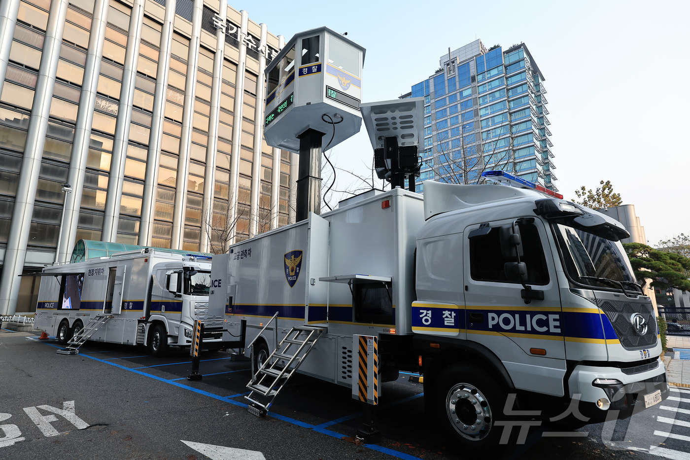 (서울=뉴스1) 박정호 기자 = 지난 2일 서울 서대문구 미근동 경찰청 주차장에서 진행된 현장지휘차량 및 고공관측차량 도입 시연회에서 고공관측차량이 취재진에 공개되고 있다.이날 공 …