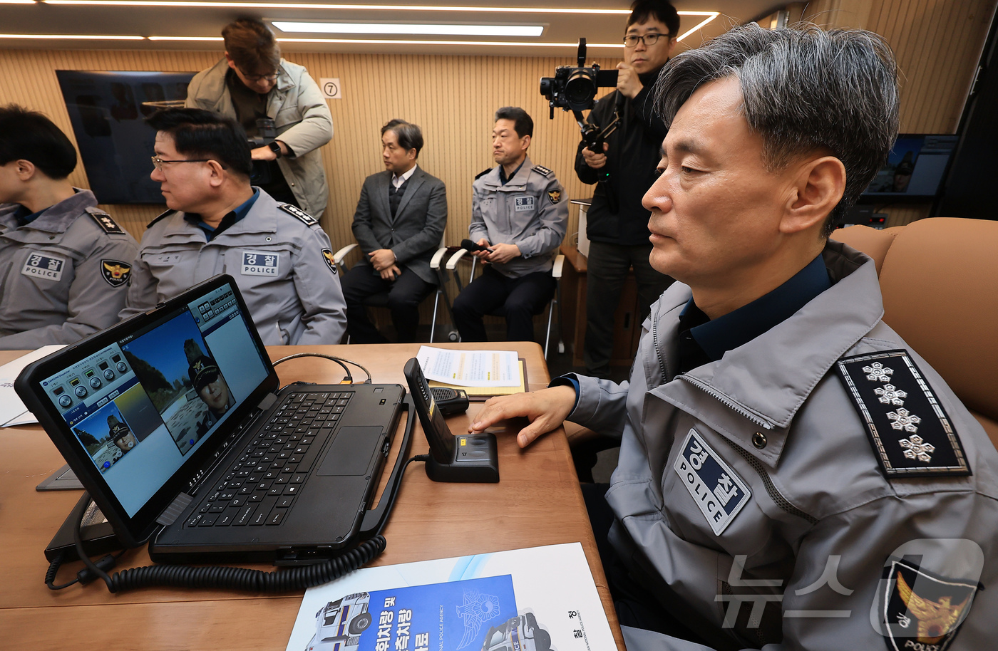 (서울=뉴스1) 박정호 기자 = 조지호 경찰청장과 경찰 지휘부가 지난 2일 서울 서대문구 미근동 경찰청 주차장에서 진행된 현장지휘차량 및 고공관측차량 도입 시연회에서 현장지휘차량에 …