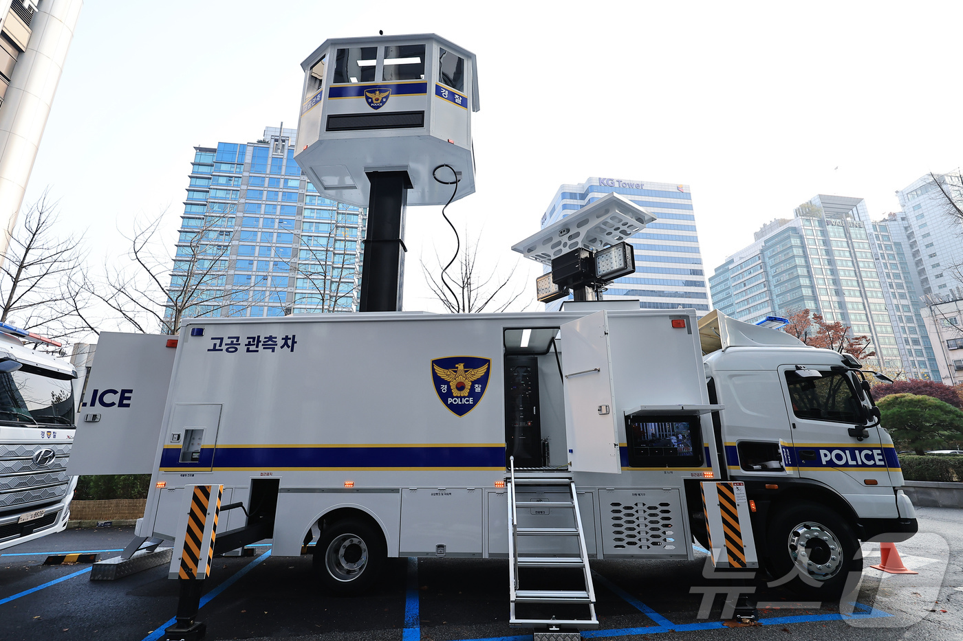 (서울=뉴스1) 박정호 기자 = 지난 2일 서울 서대문구 미근동 경찰청 주차장에서 진행된 현장지휘차량 및 고공관측차량 도입 시연회에서 고공관측차량이 취재진에 공개되고 있다.이날 공 …