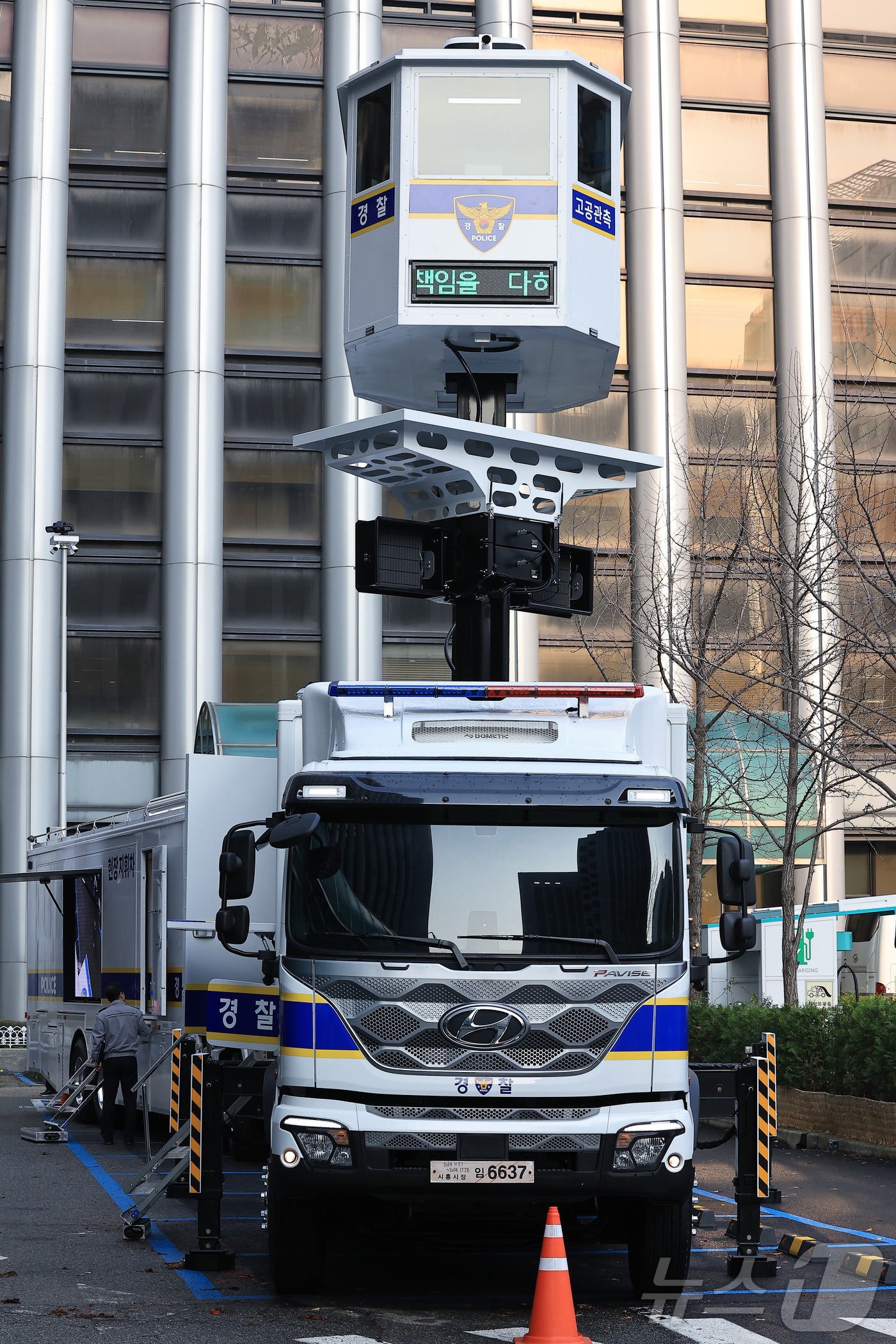 (서울=뉴스1) 박정호 기자 = 지난 2일 서울 서대문구 미근동 경찰청 주차장에서 진행된 현장지휘차량 및 고공관측차량 도입 시연회에서 고공관측차량이 취재진에 공개되고 있다.이날 공 …