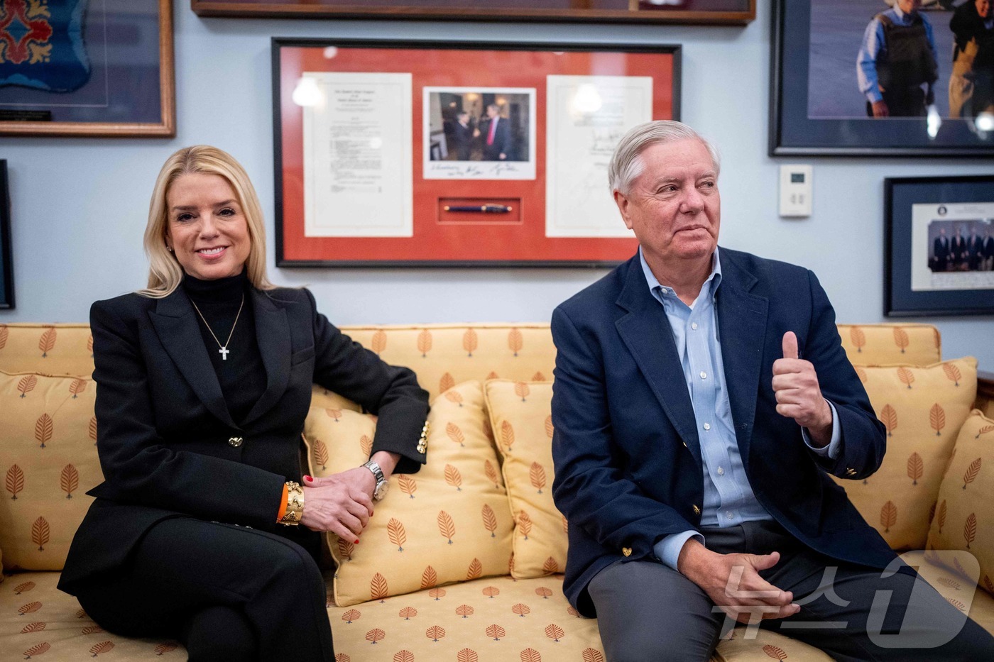 (워싱턴 AFP=뉴스1) 우동명 기자 = 팜 본디 미국 법무장관 지명자가 2일 (현지시간) 워싱턴 러셀 상원 오피스 빌딩에서 법사위원인 린지 그레이엄 상원의원과 만나고 있다. 20 …