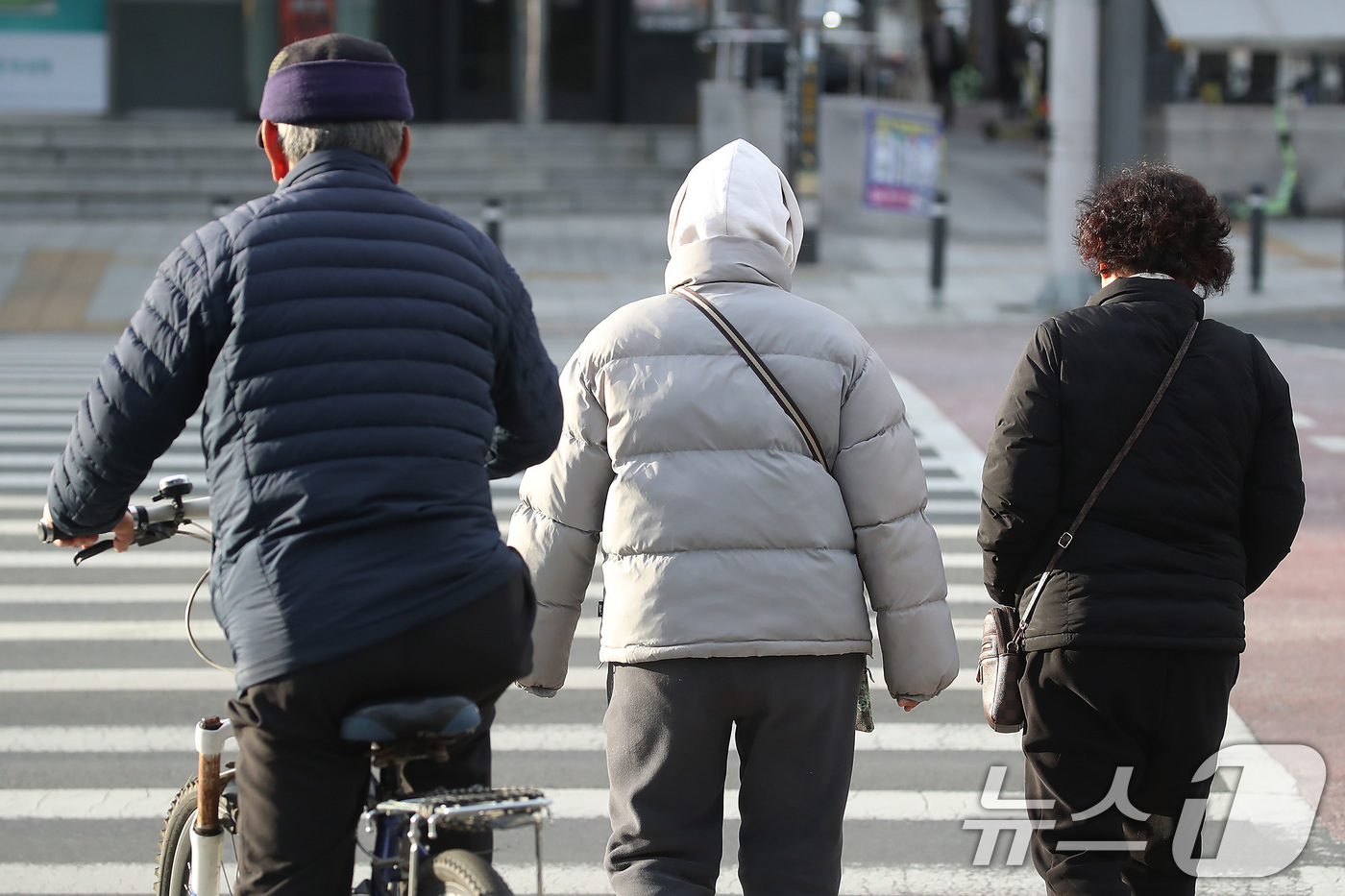 (대구=뉴스1) 공정식 기자 = 하룻밤 사이 기온이 크게 내려간 3일 오전 대구 도심에서 두꺼운 겨울 외투와 방한용품을 챙겨 나온 시민들이 발걸음을 재촉하고 있다. 2024.12. …