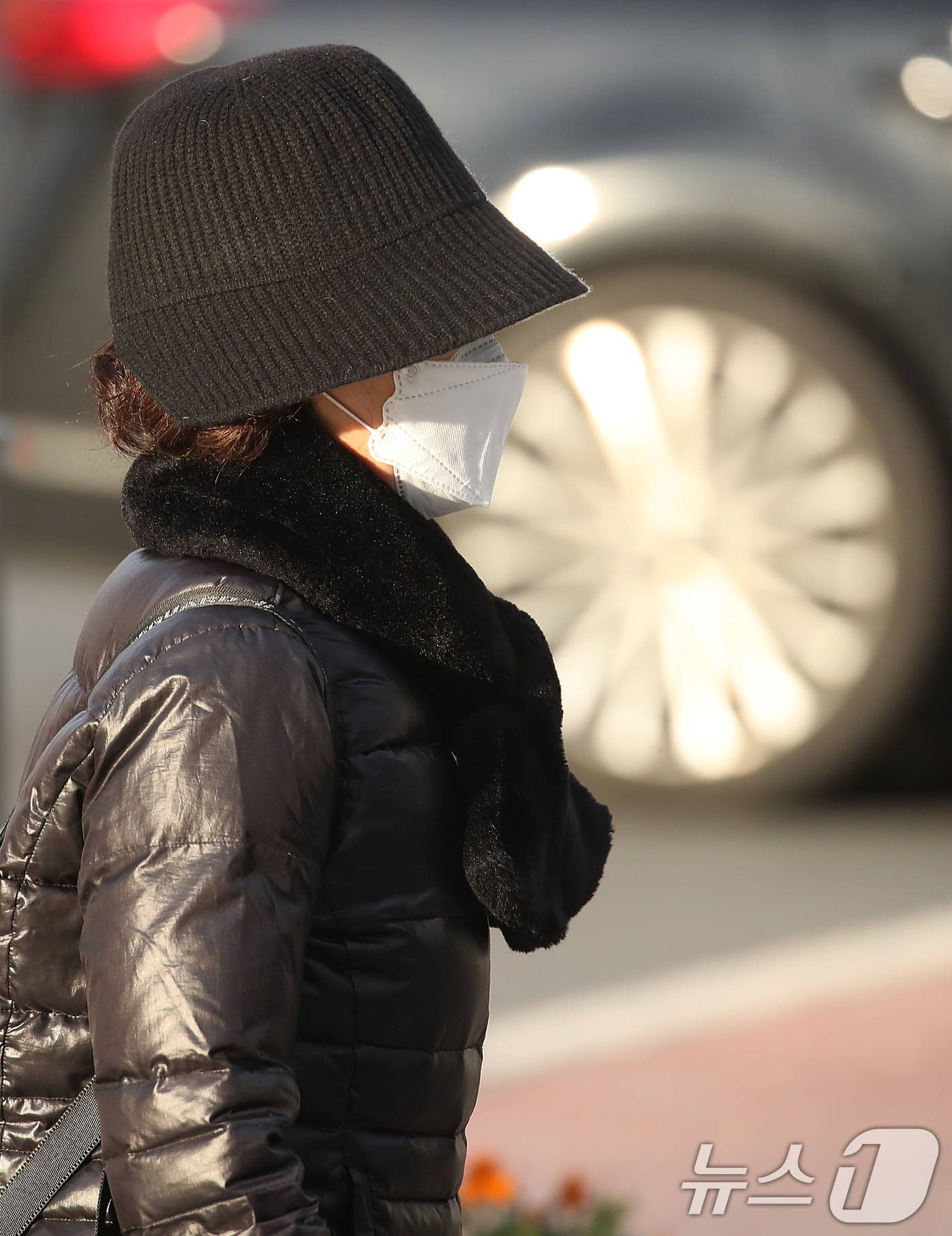 (대구=뉴스1) 공정식 기자 = 하룻밤 사이 기온이 크게 내려간 3일 오전 대구 도심에서 두꺼운 겨울 외투와 방한용품을 챙겨 나온 시민들이 발걸음을 재촉하고 있다. 2024.12. …