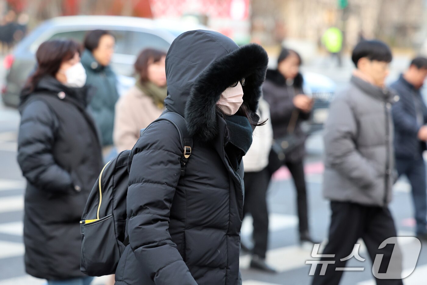 본문 이미지 - 서울 세종대로사거리에서 출근길 시민들이 발걸음을 재촉하고 있다. 2024.12.3/뉴스1 ⓒ News1 황기선 기자