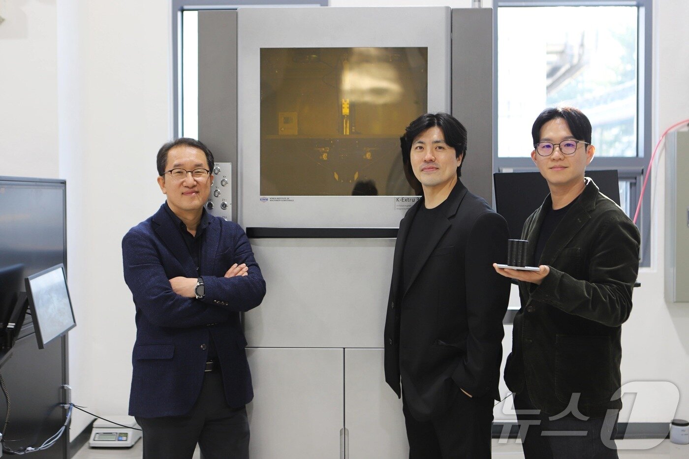 본문 이미지 - 왼쪽부터 한국기계연구원 자율제조연구소 3D프린팅장비연구실 하태호 책임연구원, 최준필 선임연구원, 신동운 선임연구원. &#40;기계연 제공&#41;/뉴스1