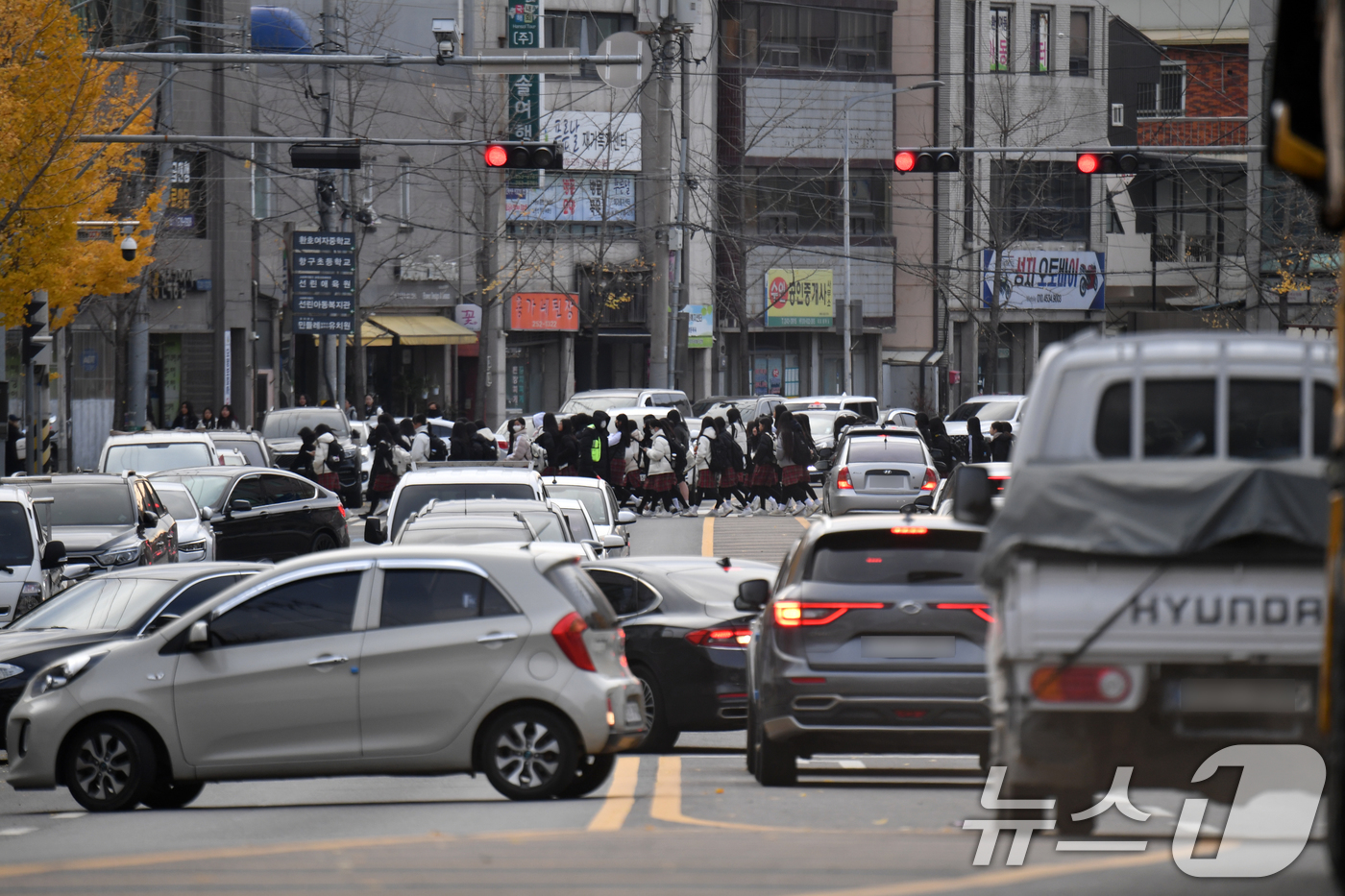 (포항=뉴스1) 최창호 기자 = 경북 포항시 관내에서 운행하던 초·중·고교 통학버스(전세) 중 일부업체가  운행을 멈춘지 이틀째인 3일 학생들을 태운 차량들로 학교 주변이 혼잡을 …