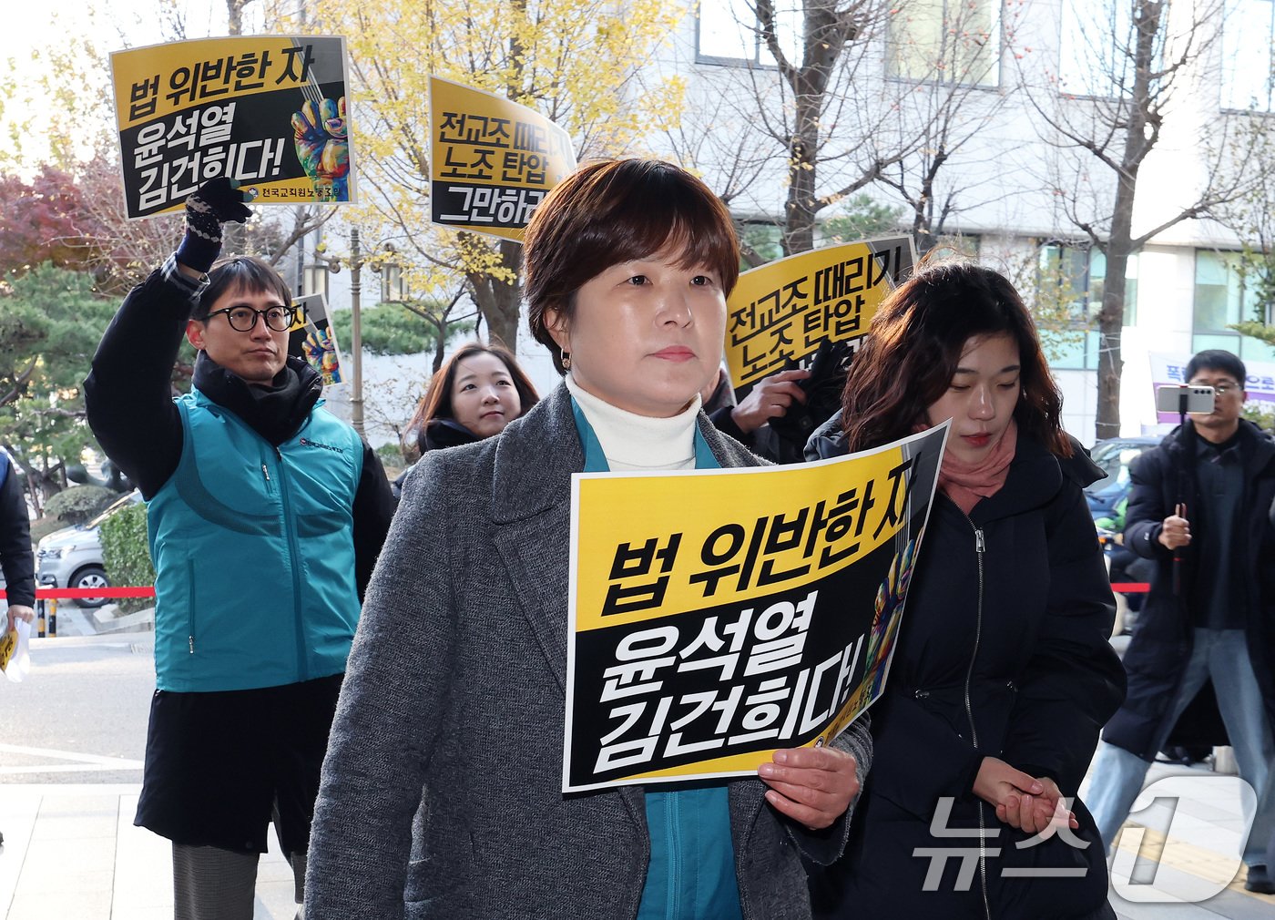 본문 이미지 - 윤석열 대통령 퇴진 국민투표를 안내하고 참여를 독려한 혐의로 고발된 전희영 전국교직원노동조합(전교조) 위원장이 3일 오전 서울 마포구 서울경찰청 공공범죄수사대에서 소환 조사에 출석하고 있다. 2024.12.3/뉴스1 ⓒ News1 이동해 기자