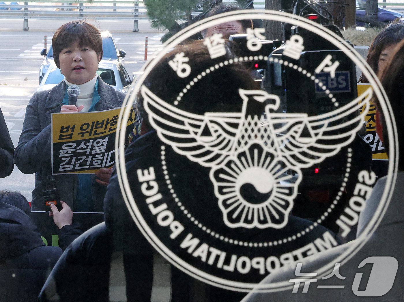본문 이미지 - 윤석열 대통령 퇴진 국민투표를 안내하고 참여를 독려한 혐의로 고발된 전희영 전국교직원노동조합(전교조) 위원장이 3일 오전 서울 마포구 서울경찰청 공공범죄수사대에서 소환 조사에 앞서 입장을 밝히고 있다. 2024.12.3/뉴스1 ⓒ News1 이동해 기자