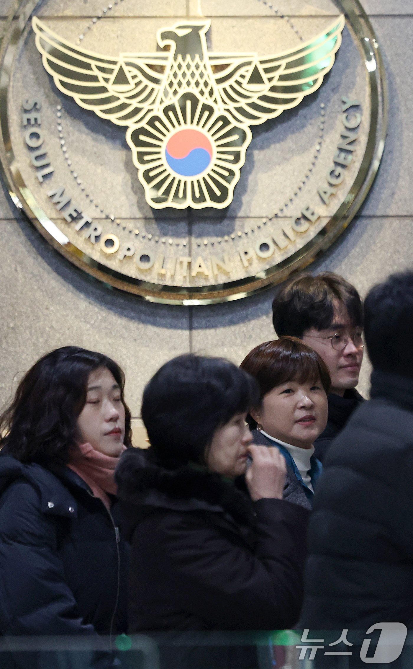 윤석열 대통령 퇴진 국민투표를 안내하고 참여를 독려한 혐의로 고발된 전희영 전국교직원노동조합&#40;전교조&#41; 위원장이 3일 오전 서울 마포구 서울경찰청 공공범죄수사대에서 소환 조사에 출석하고 있다. 2024.12.3/뉴스1 ⓒ News1 이동해 기자