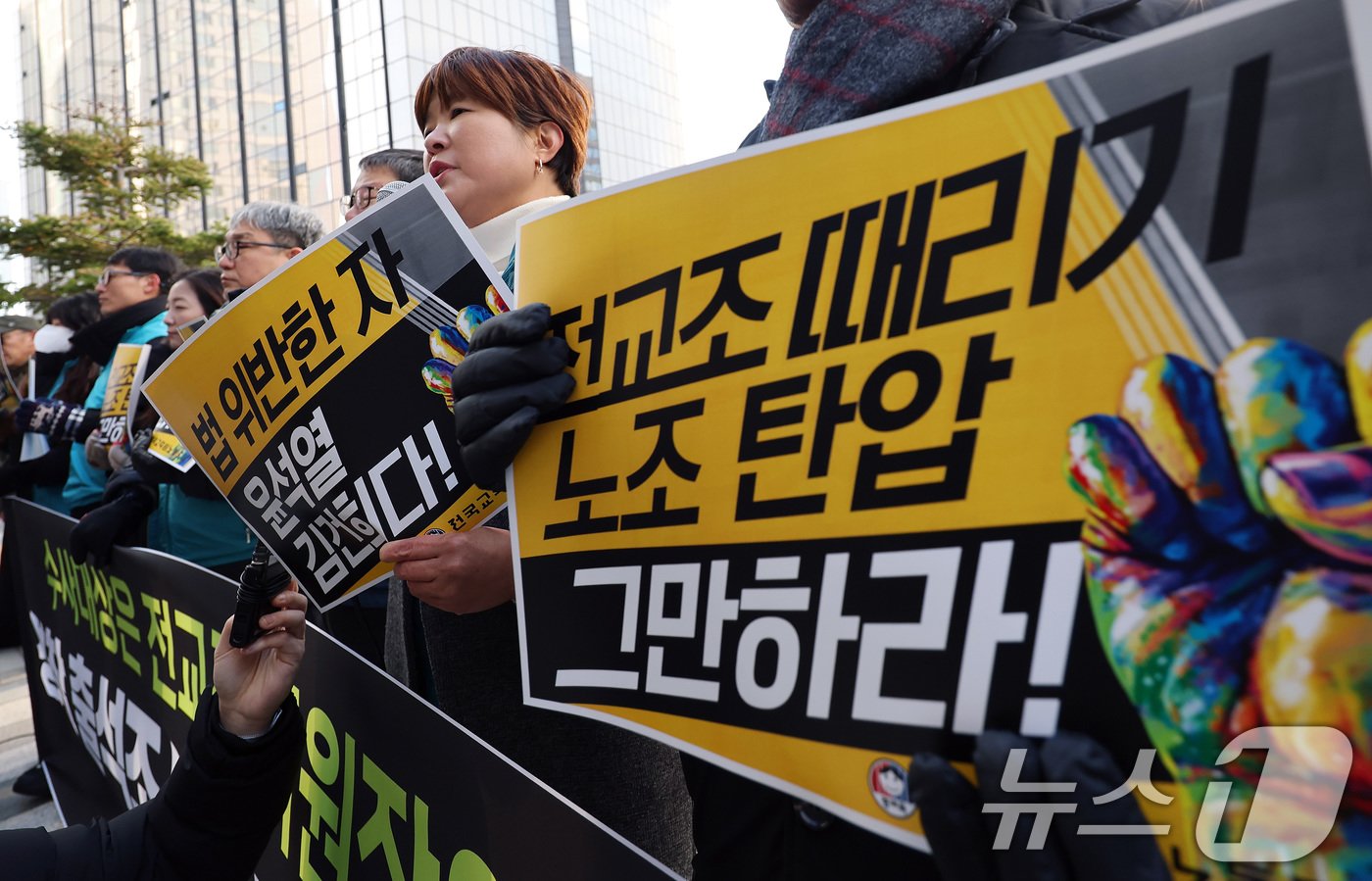 윤석열 대통령 퇴진 국민투표를 안내하고 참여를 독려한 혐의로 고발된 전희영 전국교직원노동조합&#40;전교조&#41; 위원장이 3일 오전 서울 마포구 서울경찰청 공공범죄수사대에서 소환 조사에 앞서 입장을 밝히고 있다. 2024.12.3/뉴스1 ⓒ News1 이동해 기자