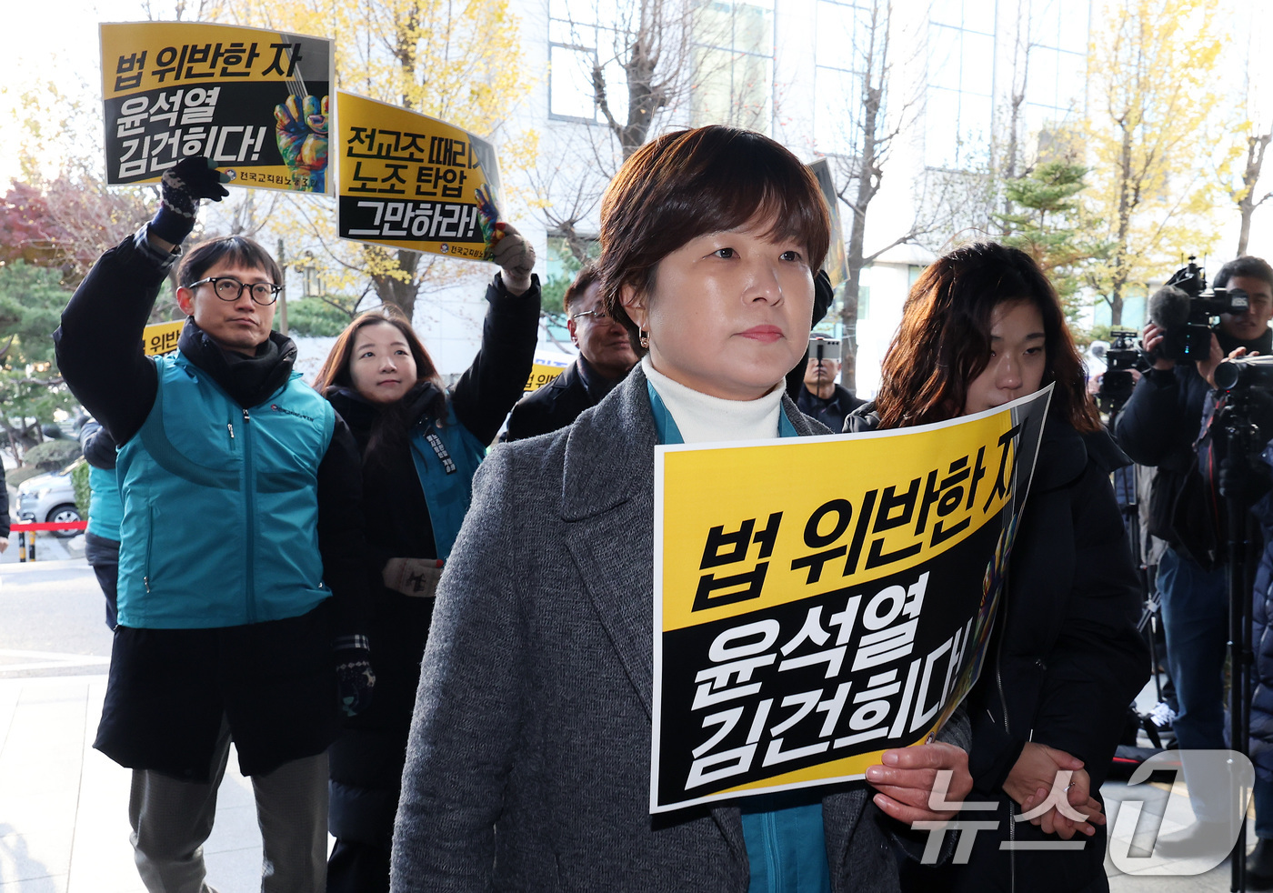 (서울=뉴스1) 이동해 기자 = 윤석열 대통령 퇴진 국민투표를 안내하고 참여를 독려한 혐의로 고발된 전희영 전국교직원노동조합(전교조) 위원장이 3일 오전 서울 마포구 서울경찰청 공 …