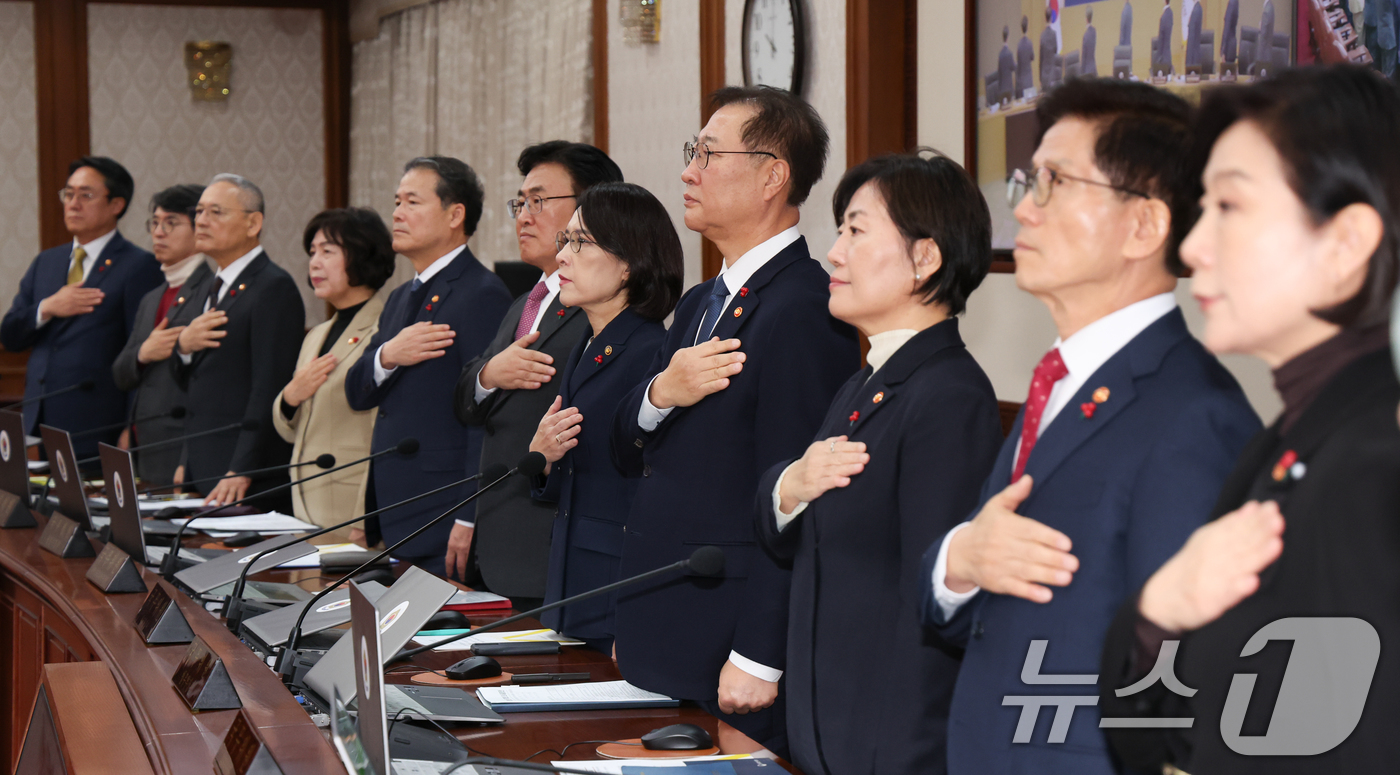 (서울=뉴스1) 허경 기자 = 박성재 법무부 장관을 비롯한 국무위원들이 3일 서울 종로구 정부서울청사에서 세종청사와 화상으로 열린 국무회의에서 국민의례를 하고 있다. 2024.12 …