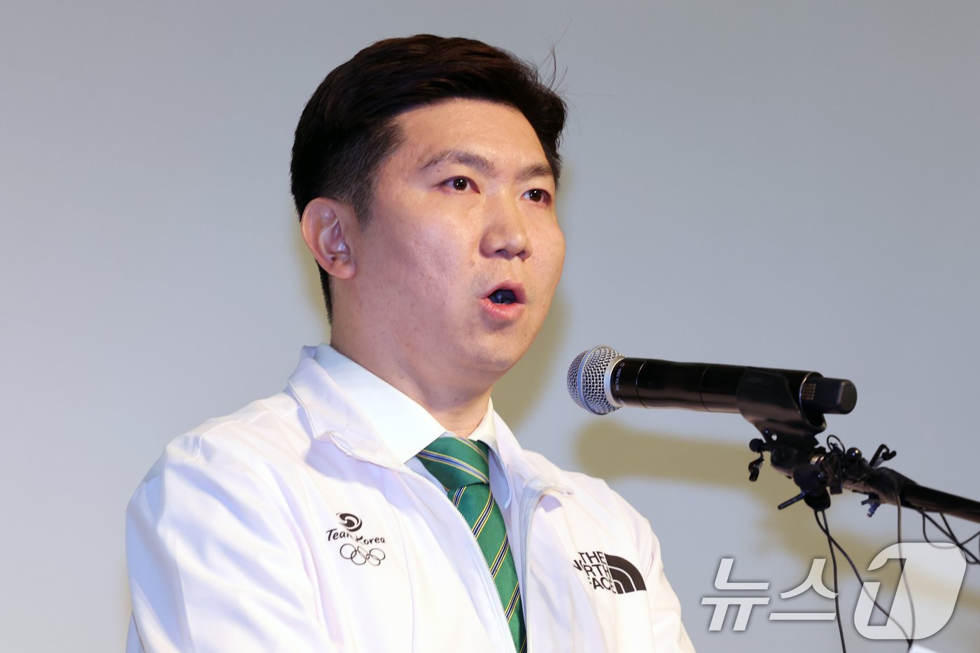 본문 이미지 - 유승민 전 대한탁구협회 회장이 3일 오전 서울 중구 더플라자 호텔에서 열린 대한체육회장 공식 출마 선언 기자회견에서 회견문을 발표하고 있다. 2024.12.3/뉴스1 ⓒ News1 황기선 기자