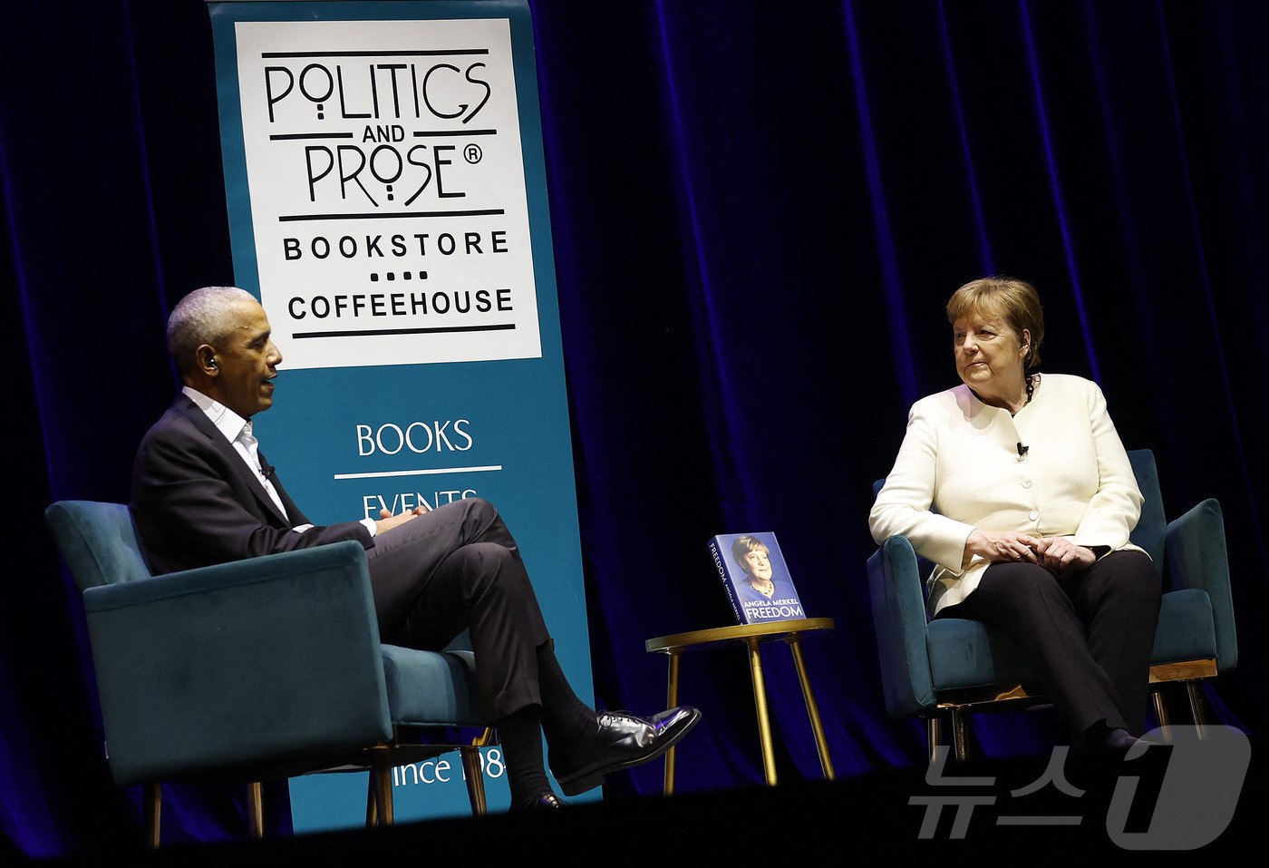 (워싱턴 AFP=뉴스1) 우동명 기자 = 버락 오바마 전 미국 대통령이 2일 (현지시간) 워싱턴에서 앙겔라 메르켈 전 독일 총리의 회고록 ‘자유’ 북 토크에 참석을 하고 있다. 2 …