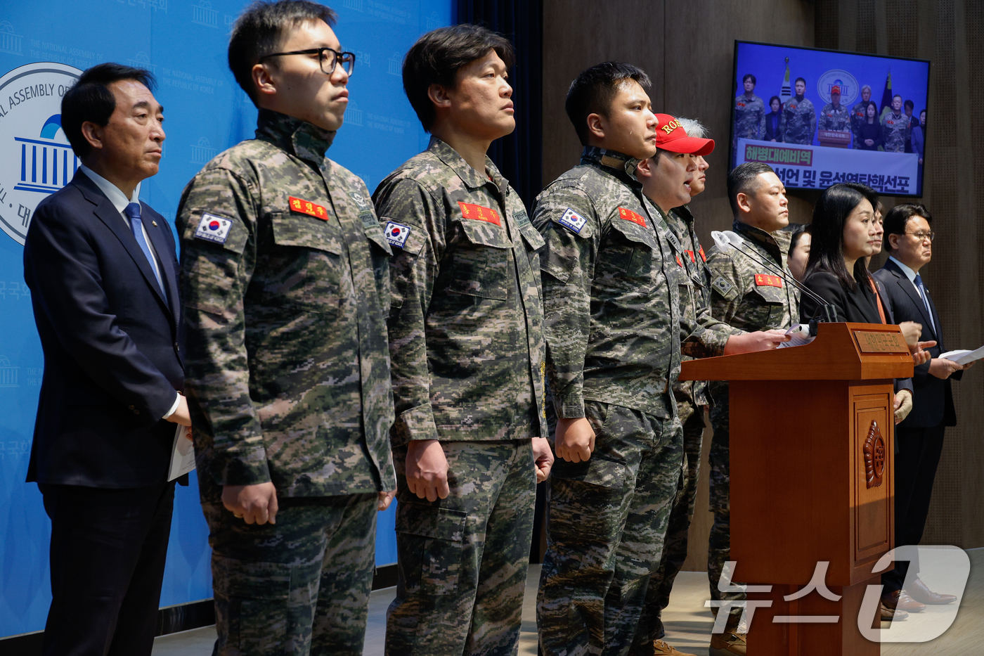 (서울=뉴스1) 안은나 기자 = 정원철 해병대예비역연대 회장과 회원들이 3일 서울 여의도 국회 소통관에서 윤석열탄핵 국회의원연대와 '시국선언 및 윤석열 탄핵 선포' 기자회견을 하고 …