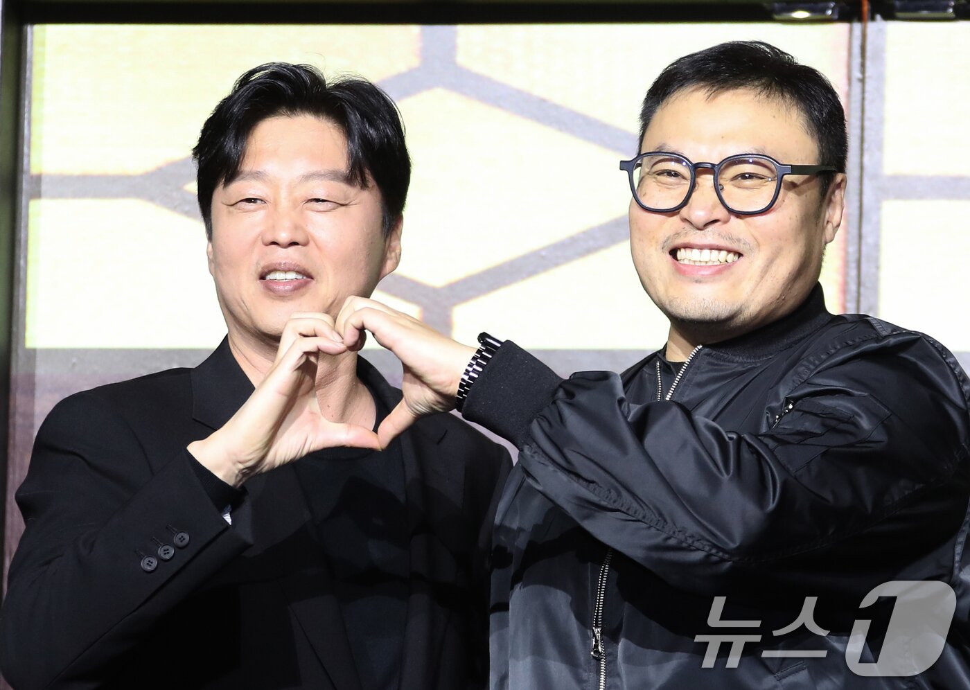 본문 이미지 - 김희원 감독과 강풀 작가&#40;오른쪽&#41;/뉴스1 ⓒ News1 
