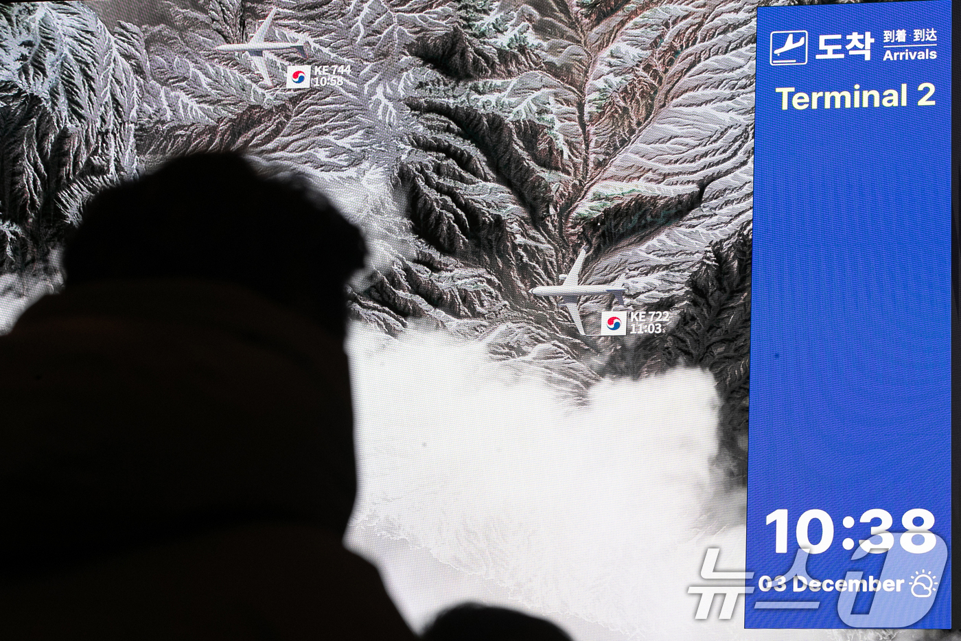 (인천공항=뉴스1) 이승배 기자 = 인천국제공항이 4단계 확장 사업을 마무리 짓고 정식 운영에 들어간 3일 인천국제공항 2터미널 도착층에서 마중나온 이들이 비행기를 기다리고 있다. …