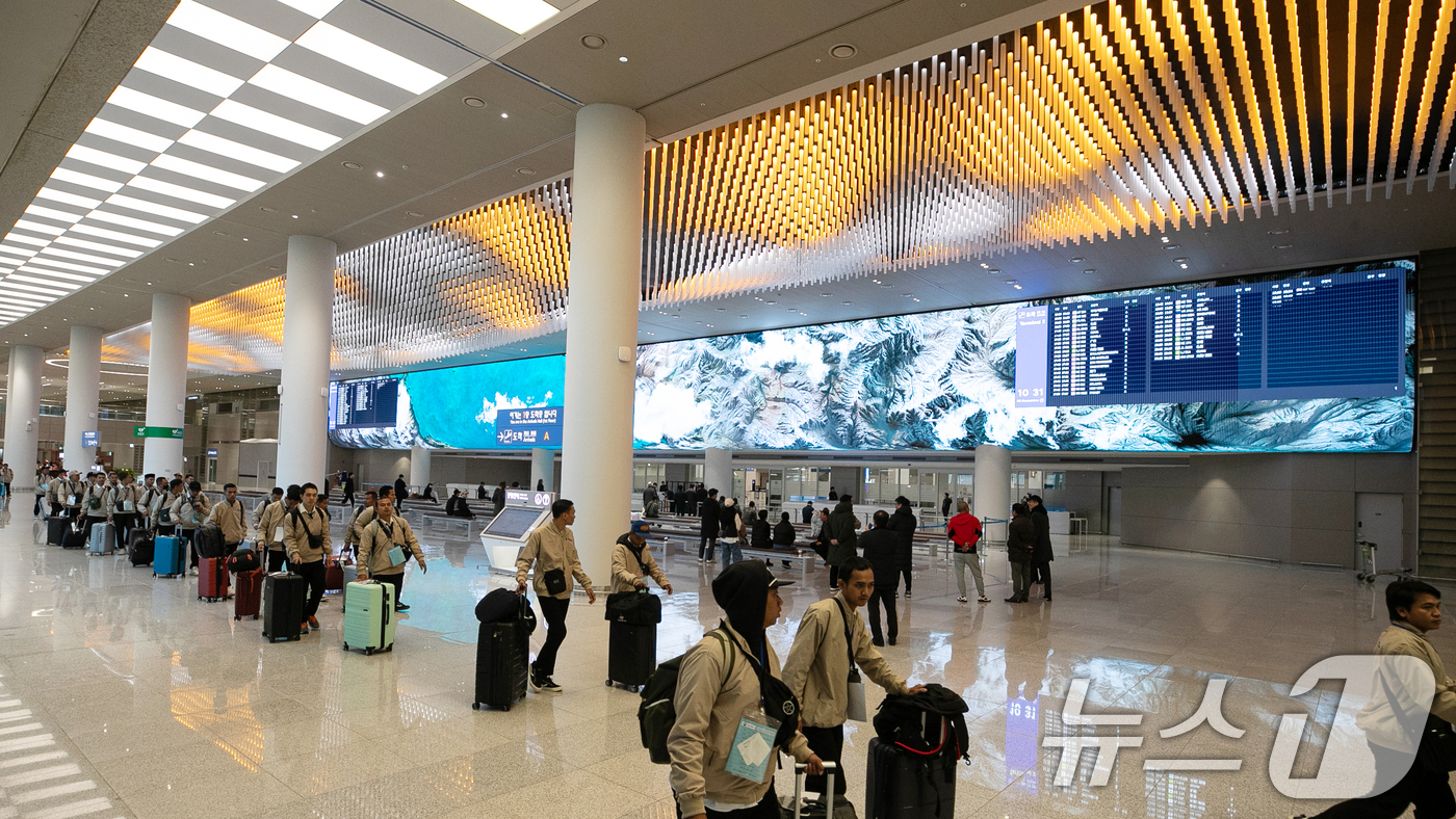 (인천공항=뉴스1) 이승배 기자 = 인천국제공항이 4단계 확장 사업을 마무리 짓고 정식 운영에 들어간 3일 인천국제공항 2터미널 도착층에서 승객들이 오가고 있다. 2024.12.3 …