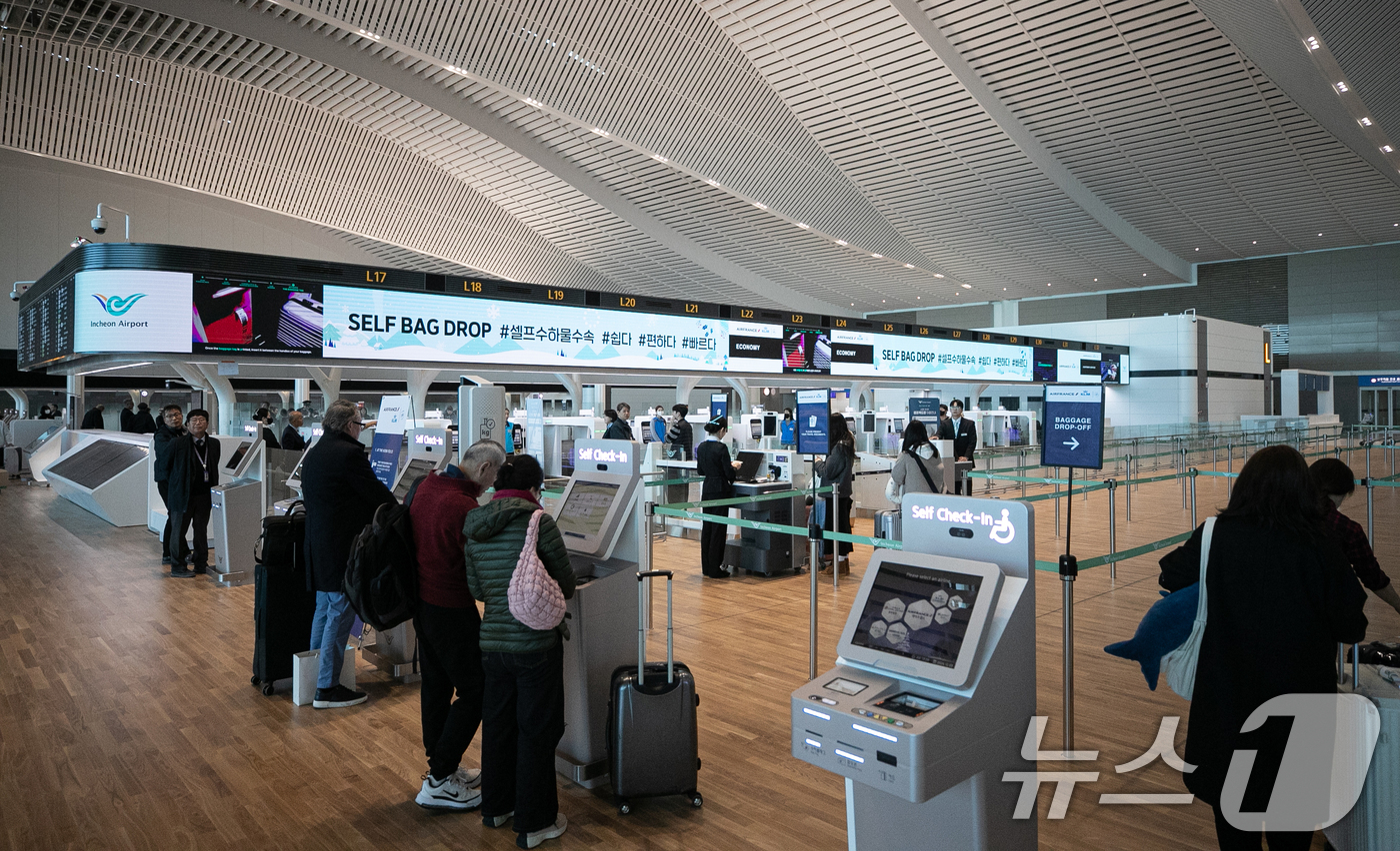 (인천공항=뉴스1) 이승배 기자 = 인천국제공항이 4단계 확장 사업을 마무리 짓고 정식 운영에 들어간 3일 인천국제공항 2터미널 출발층에서 승객들이 탑승수속을 하고 있다. 2024 …