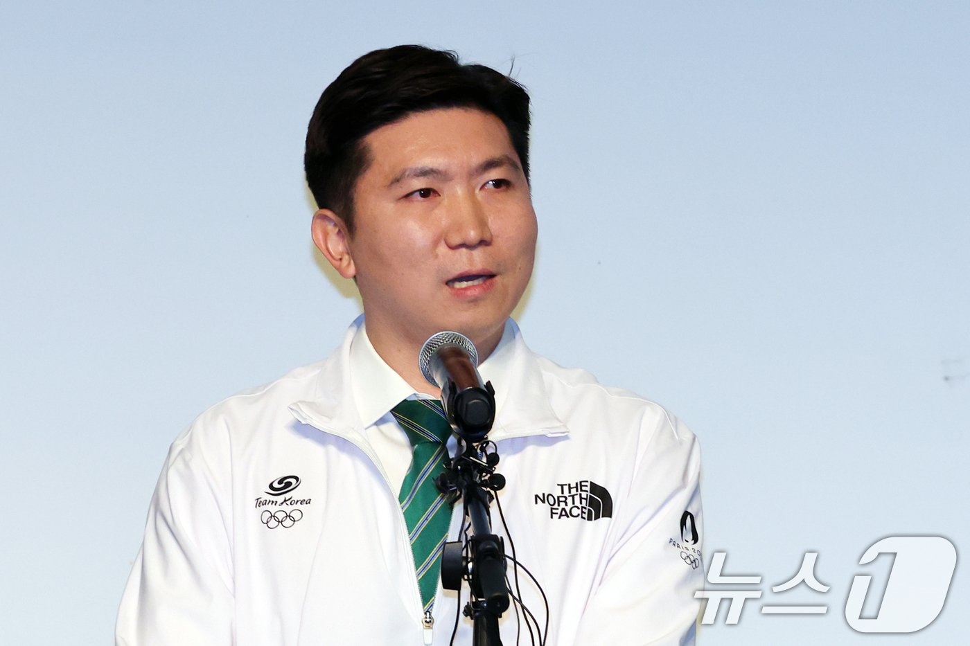 본문 이미지 - 유승민 전 대한탁구협회 회장이 3일 오전 서울 중구 더플라자 호텔에서 열린 대한체육회장 공식 출마 선언 기자회견에서 회견문을 발표하고 있다. 2024.12.3/뉴스1 ⓒ News1 황기선 기자