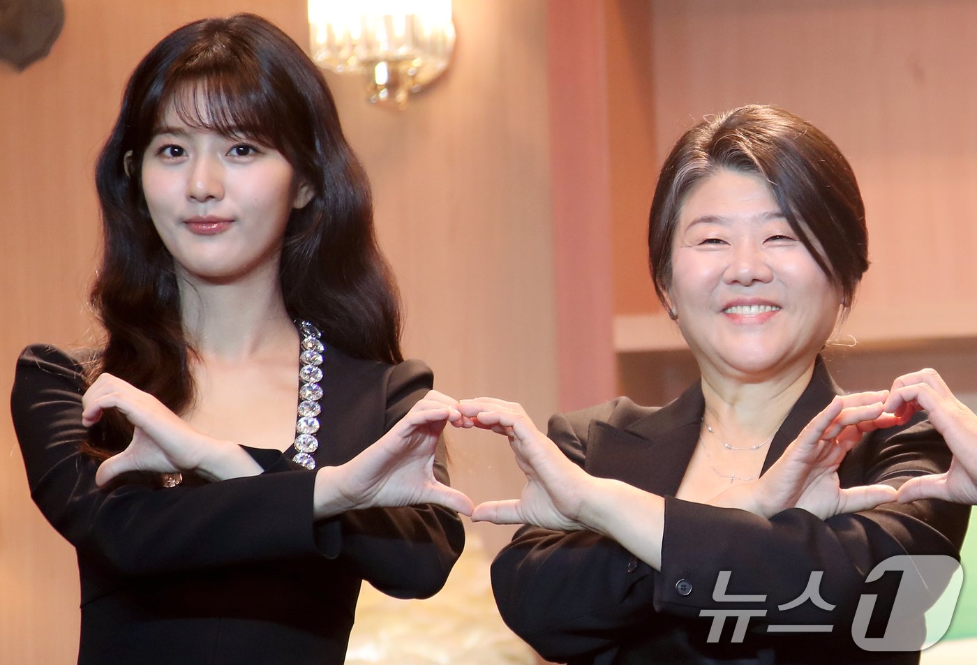 본문 이미지 - 배우 이정은과 신은수&#40;왼쪽&#41;이 3일 서울 강남구 코엑스 컨벤션센터에서 열린 디즈니+ 시리즈 &#39;조명가게&#39; 제작발표회에 참석해 포즈를 취하고 있다. &#39;조명가게&#39;는 어두운 골목 끝을 밝히는 유일한 곳 조명가게에 어딘가 수상한 비밀을 가진 손님들이 찾아오면서 벌어지는 이야기를 그렸다. 2024.12.3/뉴스1 ⓒ News1 권현진 기자