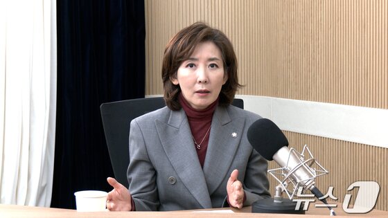 본문 이미지 - 나경원 국민의힘 의원이 3일 뉴스1 유튜브 '팩트앤뷰'에 출연하고 있다.