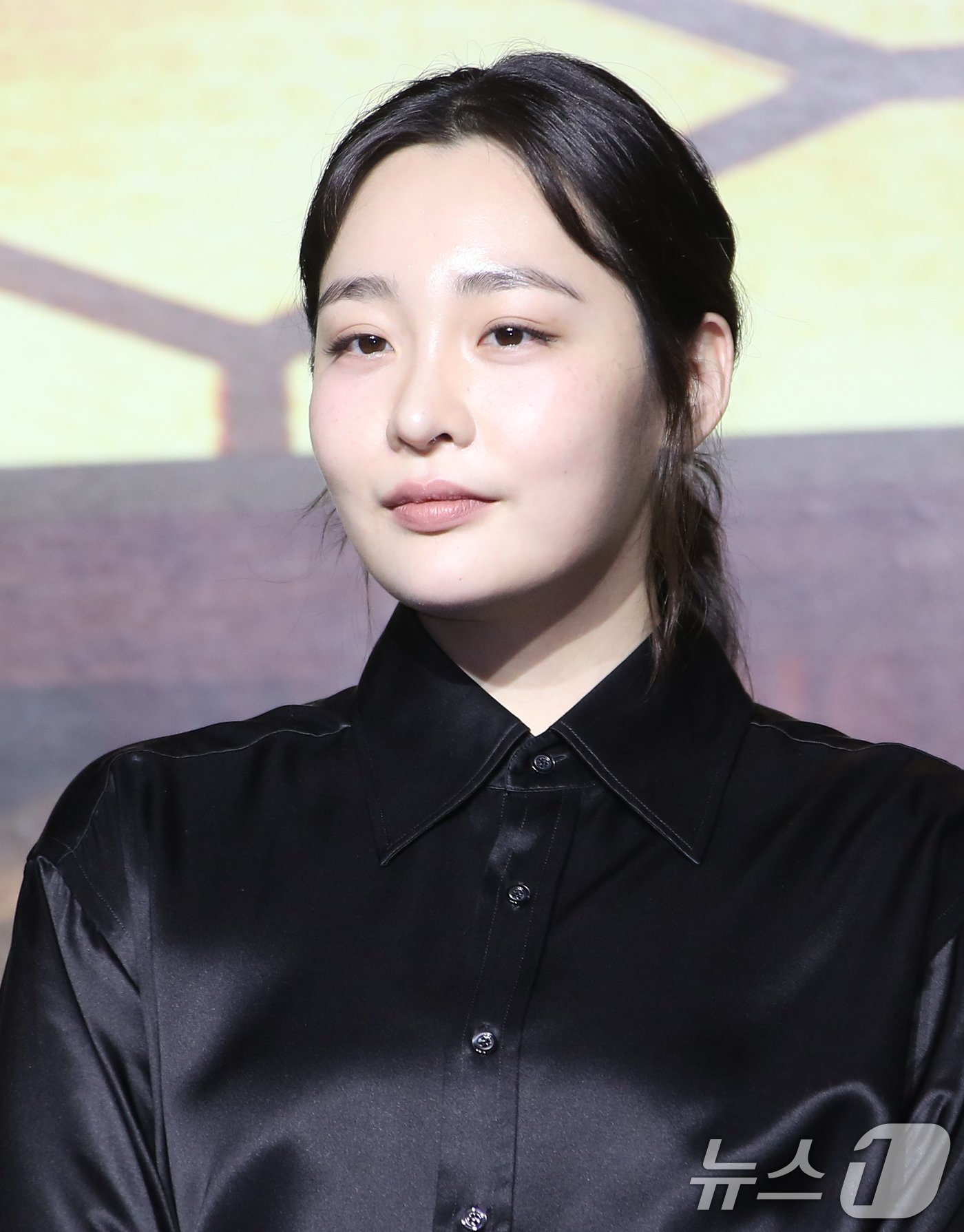 본문 이미지 - 배우 김민하가 3일 서울 강남구 코엑스 컨벤션센터에서 열린 디즈니+ 시리즈 &#39;조명가게&#39; 제작발표회에서 포즈를 취하고 있다. &#39;조명가게&#39;는 어두운 골목 끝을 밝히는 유일한 곳 조명가게에 어딘가 수상한 비밀을 가진 손님들이 찾아오면서 벌어지는 이야기를 그렸다. 2024.12.3/뉴스1 ⓒ News1 권현진 기자