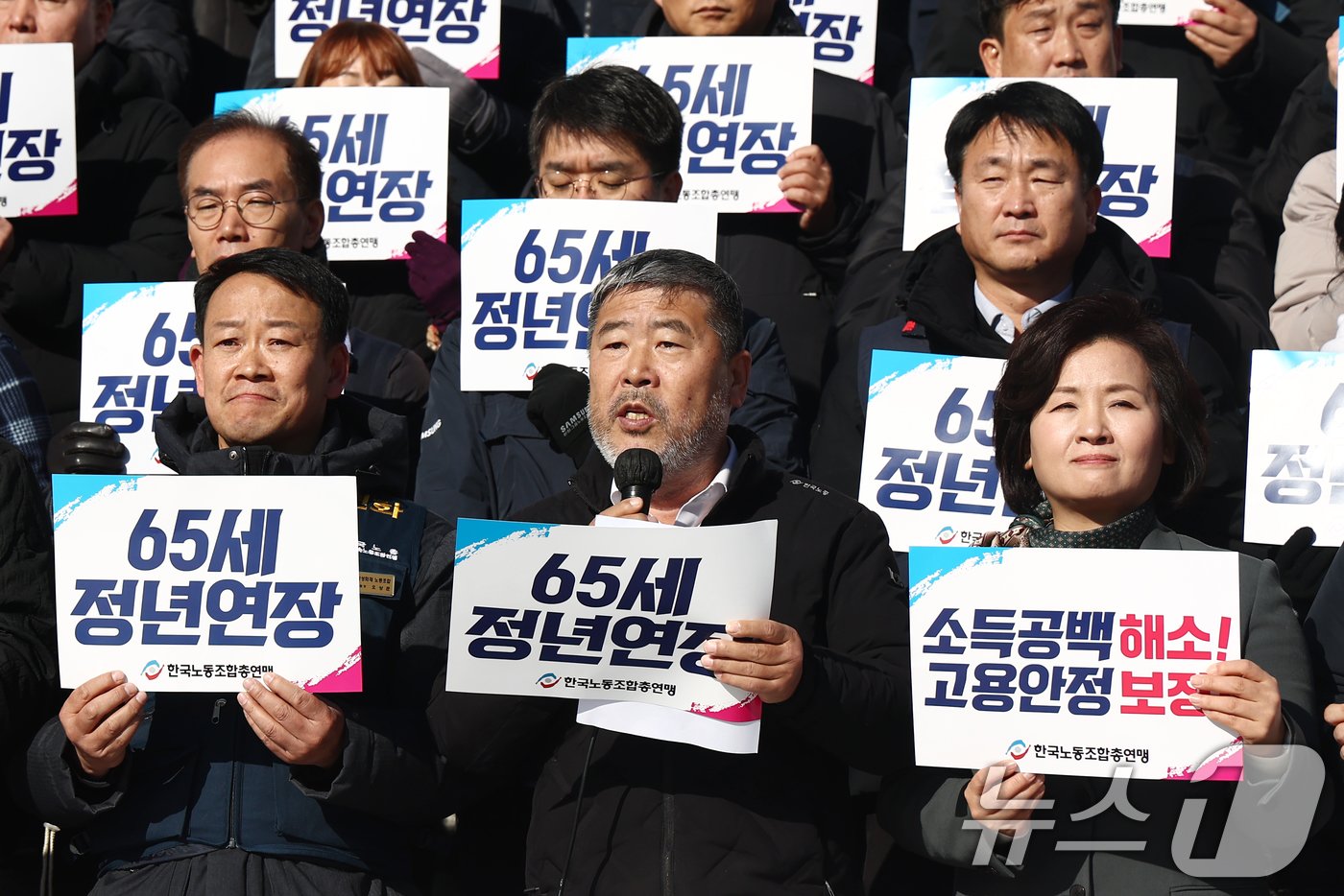 김동명 한국노총 위원장이 3일 오전 서울 여의도 국회 본청 계단 앞에서 열린 65세 정년연장 법제화 국회 입법 촉구 기자회견에서 발언하고 있다. 2024.12.3/뉴스1 ⓒ News1 김민지 기자