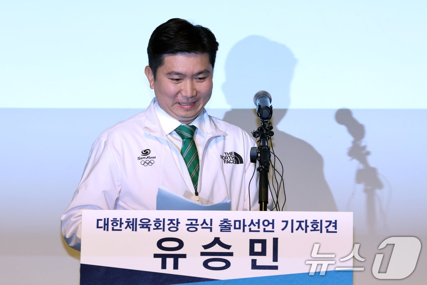 본문 이미지 - 유승민 전 대한탁구협회 회장이 3일 오전 서울 중구 더플라자 호텔에서 대한체육회장 공식 출마 선언을 위해 단상에 오르고 있다. 2024.12.3/뉴스1 ⓒ News1 황기선 기자