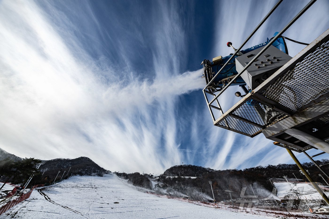 본문 이미지 - 영하권 날씨를 보인 3일 오전 경기도 이천시 마장면 지산포레스트리조트 스키장에서 제설기를 이용해 인공눈을 뿌리고 있다. 2024.12.3/뉴스1 ⓒ News1 이재명 기자