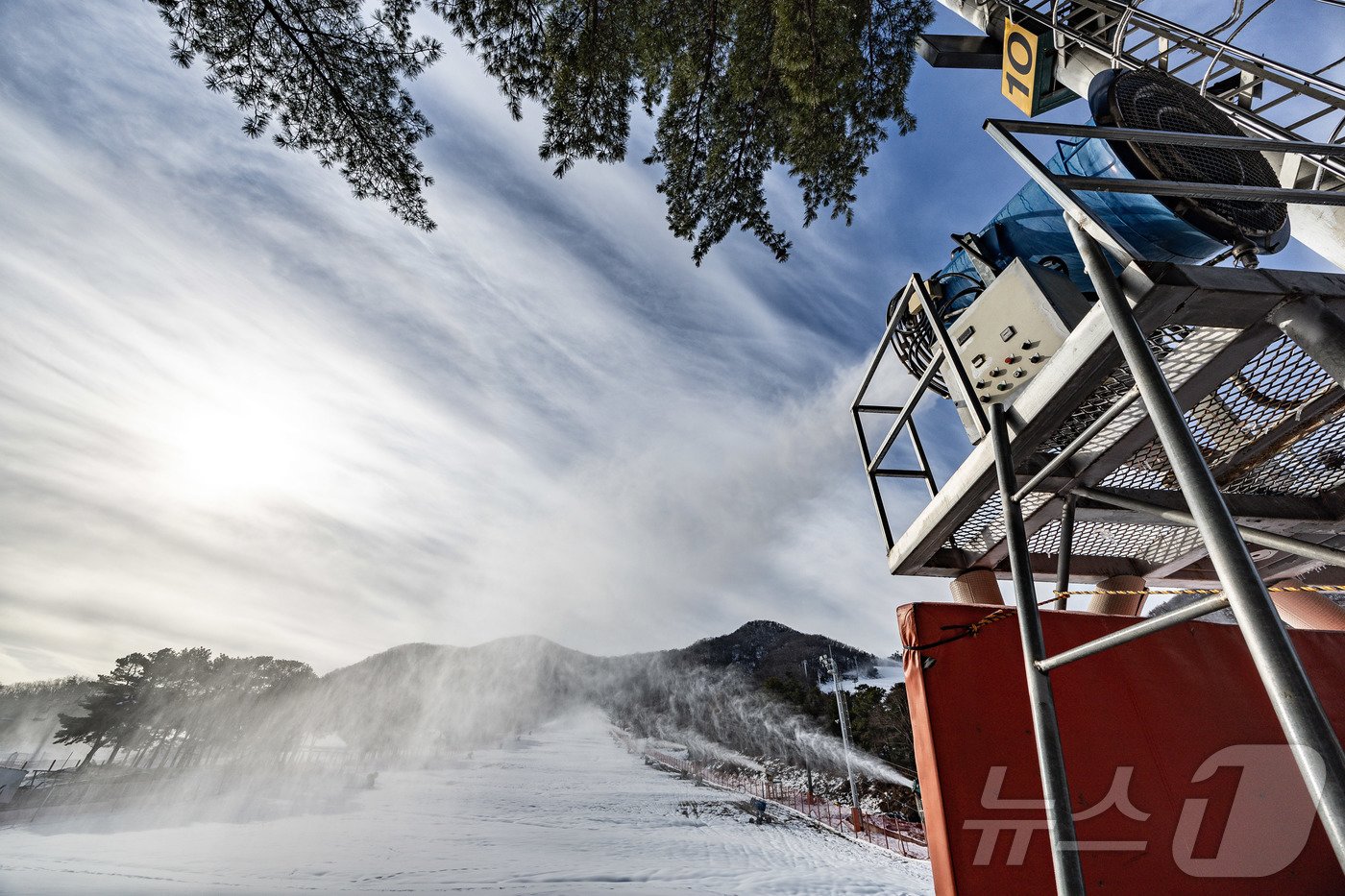 본문 이미지 - 영하권 날씨를 보인 3일 오전 경기도 이천시 마장면 지산포레스트리조트 스키장에서 제설기를 이용해 인공눈을 뿌리고 있다. 2024.12.3/뉴스1 ⓒ News1 이재명 기자