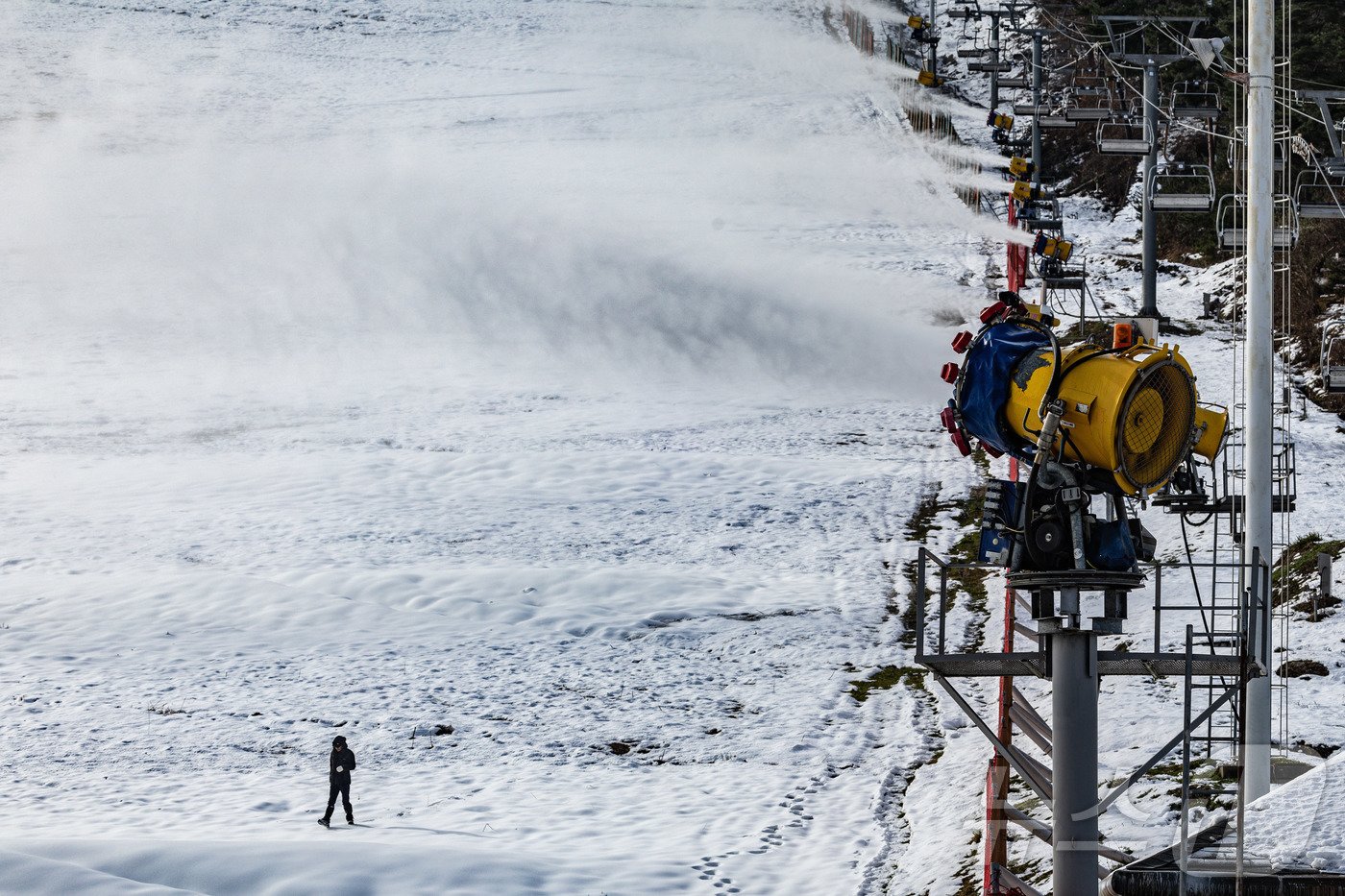 본문 이미지 - 영하권 날씨를 보인 3일 오전 경기도 이천시 마장면 지산포레스트리조트 스키장에서 제설기를 이용해 인공눈을 뿌리고 있다. 2024.12.3/뉴스1 ⓒ News1 이재명 기자