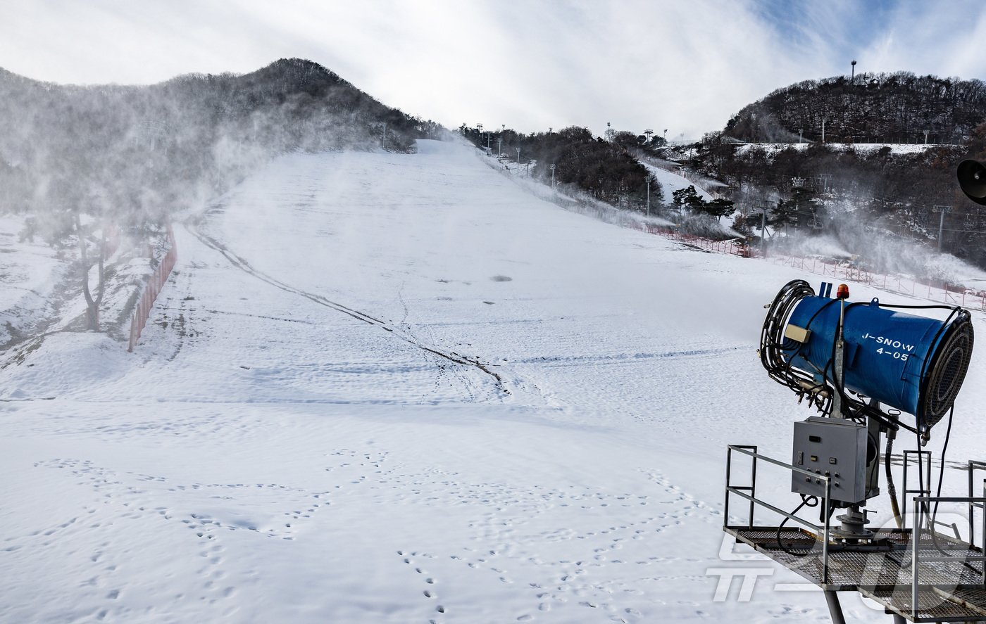 본문 이미지 - 영하권 날씨를 보인 3일 오전 경기도 이천시 마장면 지산포레스트리조트 스키장에서 제설기를 이용해 인공눈을 뿌리고 있다. 2024.12.3/뉴스1 ⓒ News1 이재명 기자