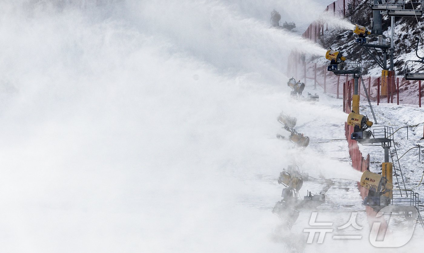본문 이미지 - 영하권 날씨를 보인 3일 오전 경기도 이천시 마장면 지산포레스트리조트 스키장에서 제설기를 이용해 인공눈을 뿌리고 있다. 2024.12.3/뉴스1 ⓒ News1 이재명 기자