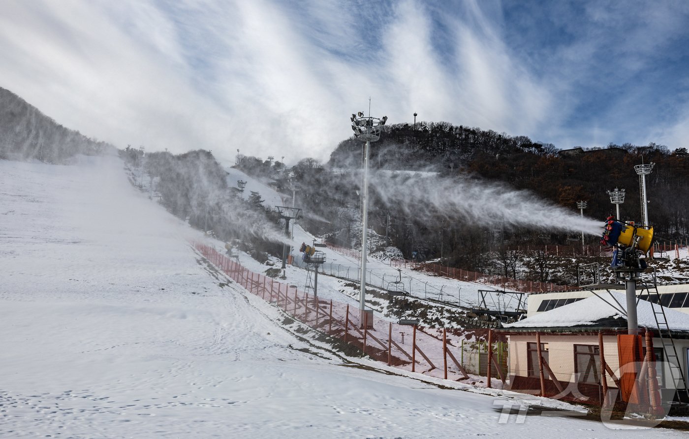 본문 이미지 - 영하권 날씨를 보인 3일 오전 경기도 이천시 마장면 지산포레스트리조트 스키장에서 제설기를 이용해 인공눈을 뿌리고 있다. 2024.12.3/뉴스1 ⓒ News1 이재명 기자