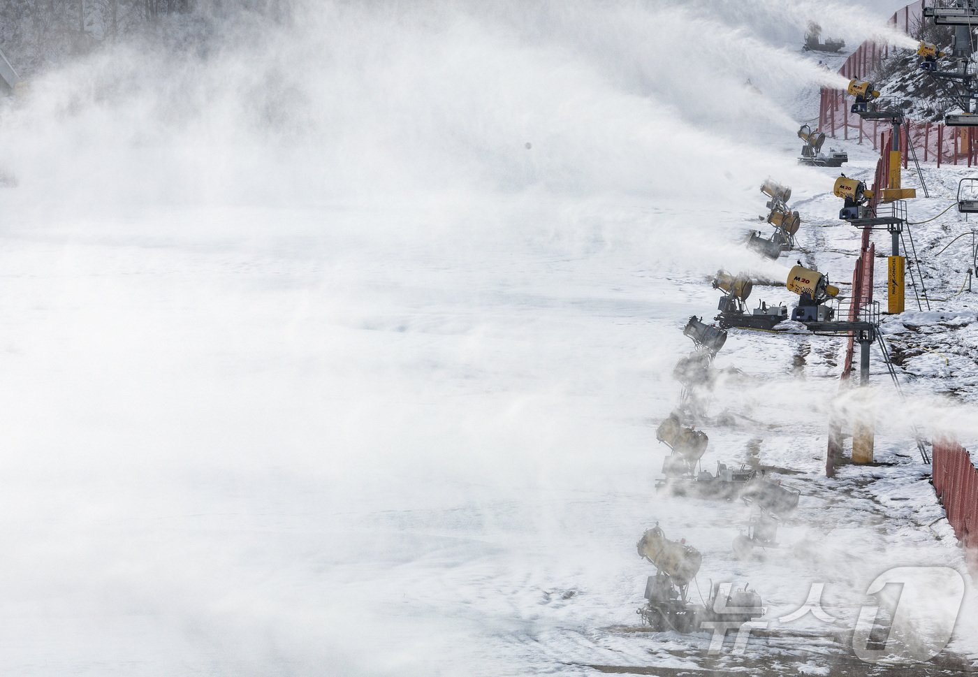 본문 이미지 - 영하권 날씨를 보인 3일 오전 경기도 이천시 마장면 지산포레스트리조트 스키장에서 제설기를 이용해 인공눈을 뿌리고 있다. 2024.12.3/뉴스1 ⓒ News1 이재명 기자