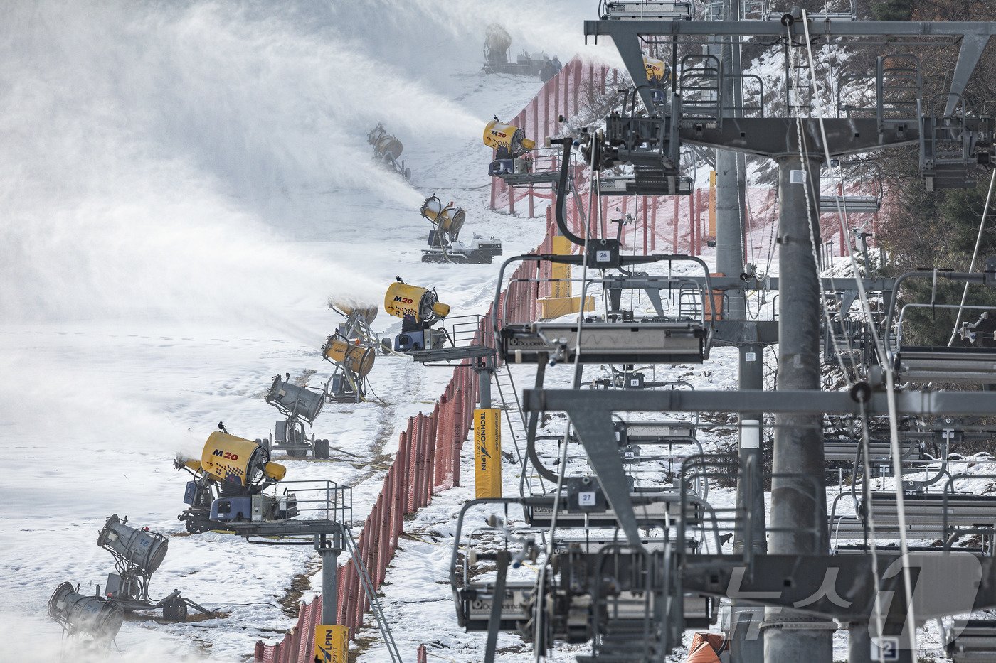 본문 이미지 - 영하권 날씨를 보인 3일 오전 경기도 이천시 마장면 지산포레스트리조트 스키장에서 제설기를 이용해 인공눈을 뿌리고 있다. 2024.12.3/뉴스1 ⓒ News1 이재명 기자