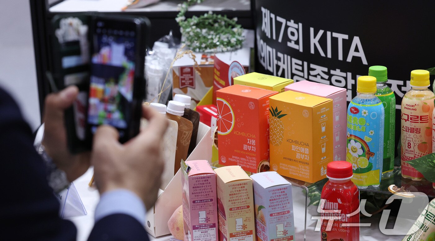 본문 이미지 - 지난해 12월 3일 서울 강남구 코엑스에서 열린 제17회 KITA 해외마케팅 종합대전을 찾은 해외 바이어가 K푸드 전시를 둘러보고 있다. 2024.12.3/뉴스1 ⓒ News1 박지혜 기자
