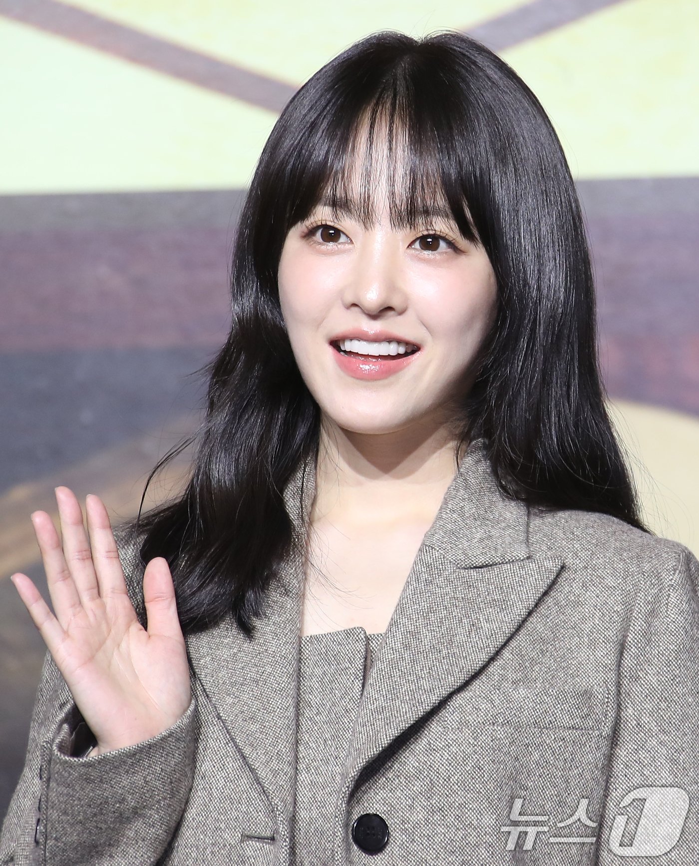 본문 이미지 - 배우 박보영이 3일 서울 강남구 코엑스 컨벤션센터에서 열린 디즈니+ 시리즈 &#39;조명가게&#39; 제작발표회에 참석해 포즈를 취하고 있다. &#39;조명가게&#39;는 어두운 골목 끝을 밝히는 유일한 곳 조명가게에 어딘가 수상한 비밀을 가진 손님들이 찾아오면서 벌어지는 이야기를 그렸다. 2024.12.3/뉴스1 ⓒ News1 권현진 기자