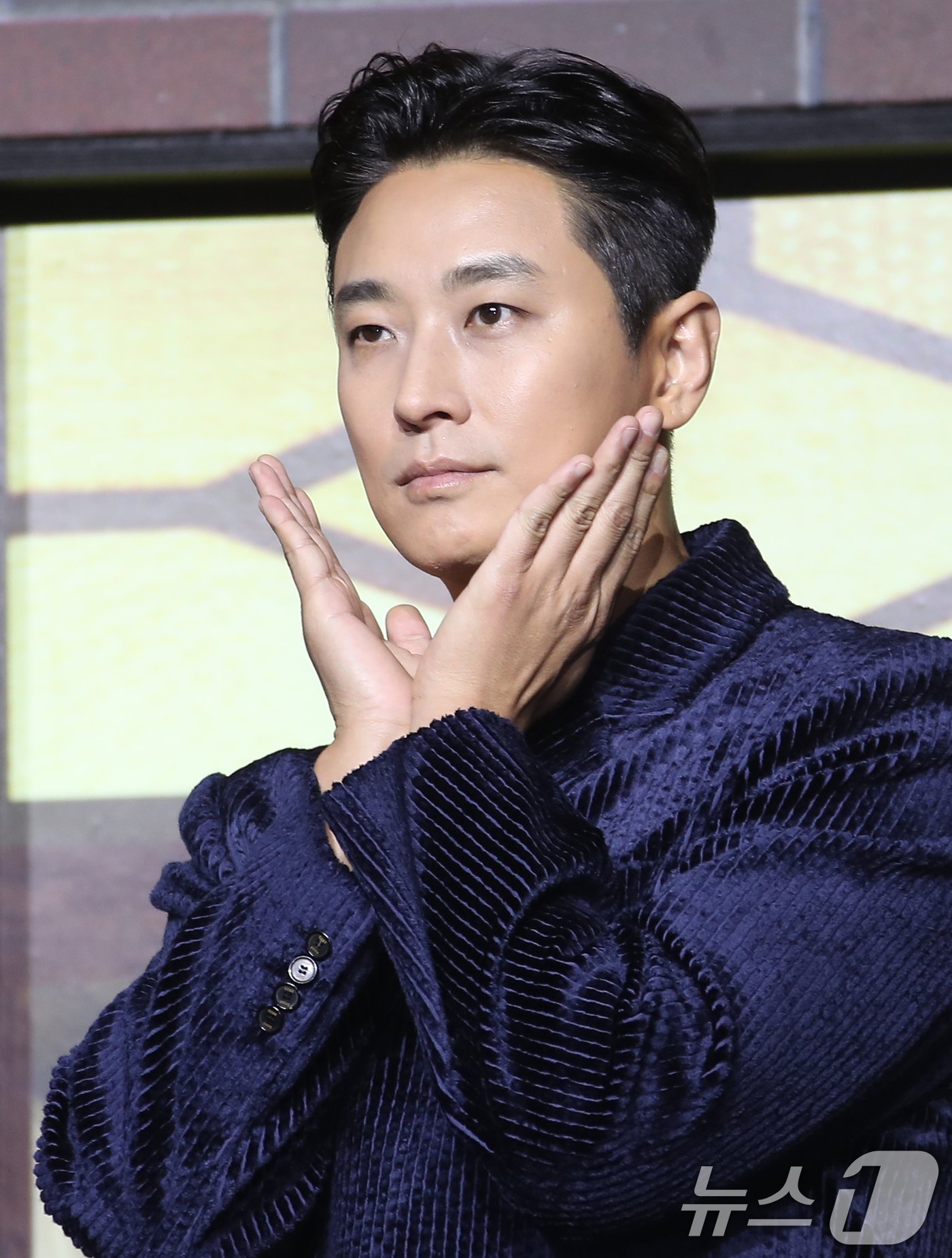 본문 이미지 - 배우 주지훈이 3일 서울 강남구 코엑스 컨벤션센터에서 열린 디즈니+ 시리즈 &#39;조명가게&#39; 제작발표회에 참석하고 있다. &#39;조명가게&#39;는 어두운 골목 끝을 밝히는 유일한 곳 조명가게에 어딘가 수상한 비밀을 가진 손님들이 찾아오면서 벌어지는 이야기를 그렸다. 2024.12.3/뉴스1 ⓒ News1 권현진 기자